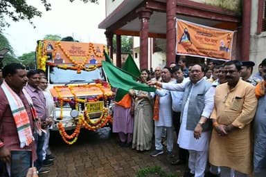संत शिरोमणि रविदास महाराज जी की 650वीं जन्मजयंती के पावन अवसर पर शिवपुरी में भव्य 'श्री गुरू रविदास महाराज समरसता संकल्प अभियान' का शुभारंभ के साथ पूजित कलश यात्रा रथ को हरी झंडी दिखाकर भ्रमण के लिए रवाना किया गया।
यह पावन यात्रा शिवपुरी नगर, पुरानी शिवपुरी, फिजीकल क्षेत्र से होते हुए अनुसूचित जाति बालक छात्रावास (टीवी टावर) और स्थानीय रविदास मंदिर तक पहुँचेगी, इसका उद्देश्य संत रविदास जी के विचारों और सामाजिक समरसता के संकल्प को जन-जन तक पहुंचाना है।
CM Madhya Pradesh
Jansampark Madhya Pradesh
Department of Tribal Welfare, Madhya Pradesh
Collector Shivpuri
#shivpuri