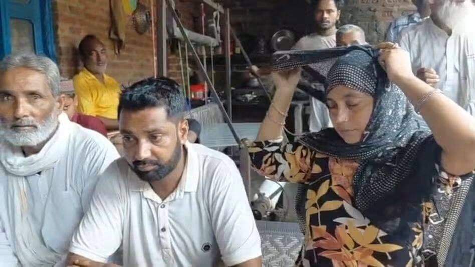 मुरादाबाद की अनोखी शादी:तीन बच्चों की मां को मिला 6 बच्चों के पिता का साथ,अब एक ही घर में रहेंगे 11 लोग
मुरादाबाद के रानीनागल गांव में तीन बच्चों की मां तबस्सुम ने छह बच्चों के पिता मोहम्मद उमर के साथ नई जिंदगी शुरू की है. तबस्सुम के पति की करीब पांच साल पहले सड़क हादसे में मौत हो गई थी, जबकि उमर की पहली पत्नी दूसरी शादी कर चुकी हैं. दोनों की मुलाकात के बाद रिश्ता आगे बढ़ा और निकाह किया.
<nis:link nis:type=tag nis:id=moradabad nis:value=Moradabad nis:enabled=true nis:link/> <nis:link nis:type=tag nis:id=uttarpradesh nis:value=UttarPradesh nis:enabled=true nis:link/> <nis:link nis:type=tag nis:id=upnews nis:value=UPNews nis:enabled=true nis:link/> <nis:link nis:type=tag nis:id=uniquewedding nis:value=UniqueWedding nis:enabled=true nis:link/>