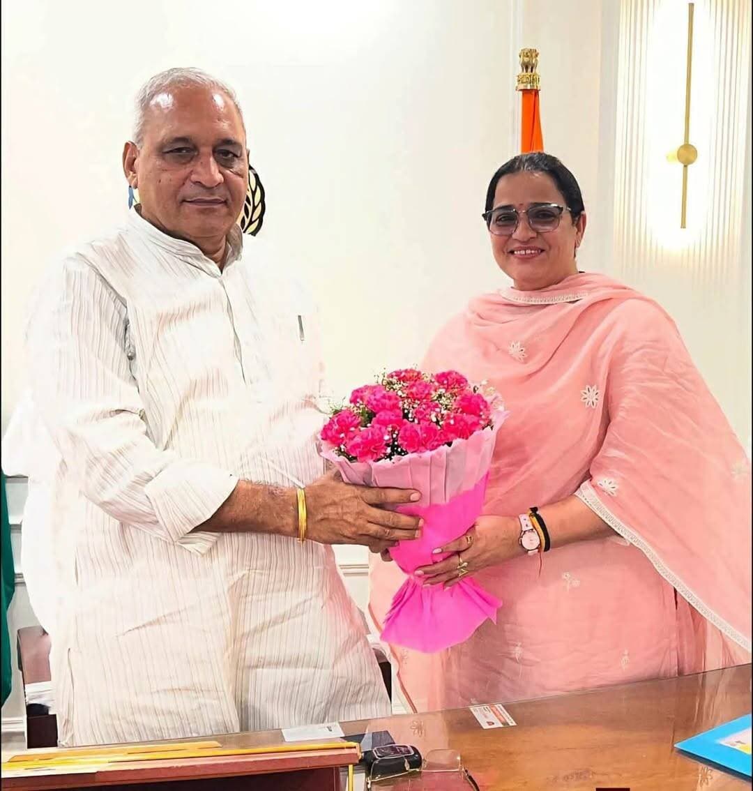 सिरसा के गांवों की समस्याओं को लेकर मंत्री रणवीर गंगवा से मुलाकात
सिरसा जिला के गांवों में सड़कों की बदहाल स्थिति और वाटर वर्क्स से जुड़ी समस्याओं को लेकर कांग्रेस की जिला अध्यक्ष एवं गांव दड़बा की सरपंच श्रीमती संतोष बैनिवाल ने हरियाणा के पीडब्ल्यूडी मंत्री माननीय रणवीर गंगवा जी से मुलाकात की।
मुलाकात के दौरान सिरसा जिले के ग्रामीण क्षेत्रों में सड़क व्यवस्था को बेहतर बनाने, जरूरी सड़कों के निर्माण एवं मरम्मत तथा गांवों में वाटर वर्क्स से जुड़ी मांगों को प्रमुखता से मंत्री जी के समक्ष रखा गया।
सरपंच संतोष बैनिवाल ने कहा कि गांवों का विकास तभी संभव है जब ग्रामीणों को बेहतर सड़क, स्वच्छ पेयजल और मूलभूत सुविधाएं मिलें। ग्रामीणों की इन समस्याओं को लेकर वे लगातार आवाज उठाती रहेंगी और संबंधित विभागों के अधिकारियों के समक्ष भी मांगों को मजबूती से रखेंगी।
उम्मीद है कि सरकार इन मांगों पर जल्द सकारात्मक कदम उठाएगी और सिरसा जिले के ग्रामीण क्षेत्रों को विकास की नई सौगात मिलेगी।
<nis:link nis:type=tag nis:id=sirsa nis:value=Sirsa nis:enabled=true nis:link/> <nis:link nis:type=tag nis:id=sirsanews nis:value=SirsaNews nis:enabled=true nis:link/> <nis:link nis:type=tag nis:id=haryananews nis:value=HaryanaNews nis:enabled=true nis:link/> <nis:link nis:type=tag nis:id=santoshbainiwal nis:value=SantoshBainiwal nis:enabled=true nis:link/> <nis:link nis:type=tag nis:id=congress nis:value=Congress nis:enabled=true nis:link/> <nis:link nis:type=tag nis:id=ranbirgangwa nis:value=RanbirGangwa nis:enabled=true nis:link/> <nis:link nis:type=tag nis:id=pwd nis:value=PWD nis:enabled=true nis:link/> <nis:link nis:type=tag nis:id=roaddevelopment nis:value=RoadDevelopment nis:enabled=true nis:link/> <nis:link nis:type=tag nis:id=waterworks nis:value=WaterWorks nis:enabled=true nis:link/> <nis:link nis:type=tag nis:id=villagedevelopment nis:value=VillageDevelopment nis:enabled=true nis:link/> <nis:link nis:type=tag nis:id=ग्रामीण_विकास nis:value=ग्रामीण_विकास nis:enabled=true nis:link/> <nis:link nis:type=tag nis:id=सिरसा nis:value=सिरसा nis:enabled=true nis:link/> <nis:link nis:type=tag nis:id=सड़क_निर्माण nis:value=सड़क_निर्माण nis:enabled=true nis:link/> <nis:link nis:type=tag nis:id=वाटरवर्क्स** nis:value=वाटरवर्क्स** nis:enabled=true nis:link/>