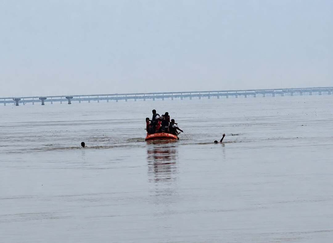 राष्ट्रीय आपदा प्रबंधन प्राधिकरण, छत्तीसगढ़ राज्य आपदा प्रबंधन प्राधिकरण एवं जिला प्रशासन के संयुक्त तत्वावधान में चंद्रपुर के दरहाघाट में जिला स्तरीय बाढ़ बचाव मॉकड्रिल आयोजित की गई।
मॉकड्रिल का उद्देश्य बाढ़ आपदा के दौरान बचाव एवं राहत तैयारियों को परखना और आमजन को जागरूक करना रहा।
एसडीआरएफ, पुलिस, नगर सेना, स्वास्थ्य विभाग एवं आपातकालीन टीमों ने लाइफ जैकेट, रस्सी और बोट के माध्यम से नदी में फंसे लोगों व पशुओं के बचाव का अभ्यास किया। मॉकड्रिल में प्रशासनिक अधिकारियों के साथ ग्रामीण, एनसीसी कैडेट्स, विद्यार्थी एवं आम नागरिक शामिल हुए।
#मॉकड्रिल
#saktidist
#sakti