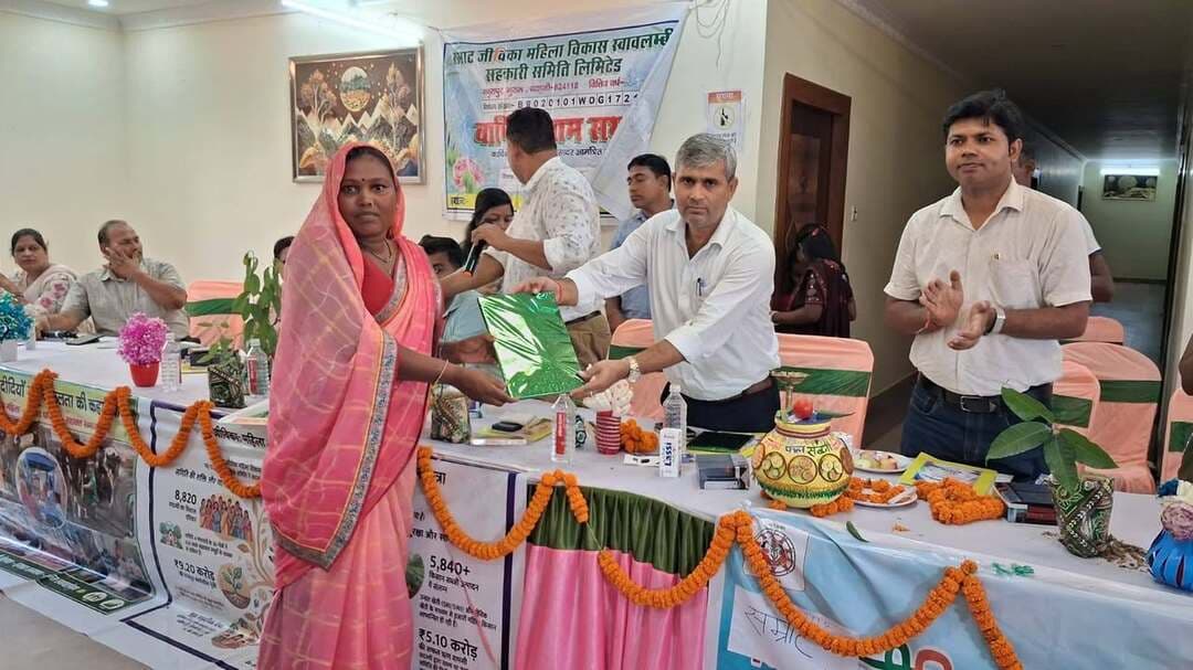 प्रेस विज्ञप्ति
20 अगस्त 2026, गया जिले में जीविका द्वारा संचालित निबंधित जीविका महिला विकास स्वावलंबी सहकारी समितियों की वार्षिक आम सभाओं का आयोजन विभिन्न प्रखंडों में किया गया। गुरारू में सम्राट जीविका महिला विकास स्वावलंबी सहकारी समिति, बांके बाजार में सखी जीविका महिला विकास स्वावलंबी सहकारी समिति, खिजरसराय में प्रगति जीविका महिला विकास स्वावलंबी सहकारी समिति, मानपुर में आदर्श जीविका महिला विकास स्वावलंबी सहकारी समिति, शेरघाटी में जीवन ज्योति जीविका महिला विकास स्वावलंबी सहकारी समिति, टेकारी में ज्ञान जीविका महिला विकास स्वावलंबी सहकारी समिति तथा वजीरगंज में आंचल जीविका महिला विकास स्वावलंबी सहकारी समिति की आम सभाएँ आयोजित हुईं। इन सभाओं में जिला एवं प्रखंड जीविका कर्मियों की सक्रिय भागीदारी रही।
टेकारी प्रखंड में ज्ञान जीविका महिला विकास स्वावलंबी सहकारी समिति लिमिटेड, मथुरापुर द्वारा वार्षिक आम सभा का आयोजन किया गया। इस अवसर पर समिति की अध्यक्ष सोनम कुमारी ने समिति की आय एवं व्यय का विवरण प्रस्तुत किया तथा आगामी योजनाओं की जानकारी दी। इस समिति के अंतर्गत 995 स्वयं सहायता समूह एवं 71 ग्राम संगठन सक्रिय हैं, जिनके माध्यम से 11,867 परिवार जीविका से जुड़कर आयवर्धन एवं सामाजिक सशक्तिकरण की दिशा में आगे बढ़ रहे हैं।
इस कार्यक्रम में समिति की सचिव करीना कुमारी, कोषाध्यक्ष संजीता कुमारी सहित निदेशक मंडल के सभी सदस्य, जिला परियोजना प्रबंधक जीविका श्री आचार्य मम्मट, प्रबंधक संचार दिनेश कुमार, प्रखंड परियोजना प्रबंधक उत्तम कुमार , क्षेत्रीय समन्वयक, सामुदायिक समन्वयक, सामुदायिक सेवा प्रदाता एवं बड़ी संख्या में जीविका दीदियाँ उपस्थित रहीं।
जिला परियोजना प्रबंधक श्री आचार्य मम्मट ने अपने संबोधन में कहा कि महिलाओं को उद्यमी बनाने, स्थानीय उत्पाद तैयार कर ग्रामीण बाजार तक पहुँचाने और बदलाव के लिए संकल्प लेने की आवश्यकता है। उन्होंने टेकारी की दीदियों से आग्रह किया कि वे अपने उत्पादों को ग्रामीण बाजार से जोड़कर बिक्री बढ़ाएँ।
सचिव द्वारा प्रस्तुत उपलब्धियों को आम सभा ने अनुमोदित किया। अध्यक्ष एवं सचिव ने निदेशक मंडल, सहायक संगठनों, उपसमिति सदस्यों, कार्यकर्ताओं एवं जीविका दीदियों को सफल क्रियान्वयन हेतु धन्यवाद ज्ञापित किया।
यह वार्षिक आम सभा केवल टेकारी तक सीमित नहीं रही, बल्कि अन्य प्रखंडों में भी आयोजित हुई जहाँ जिला एवं प्रखंड जीविका प्रतिनिधियों ने भाग लेकर समितियों की उपलब्धियों और योजनाओं को साझा किया। इस प्रकार गया जिले में जीविका महिला विकास स्वावलंबी सहकारी समितियों ने सामुदायिक विकास और महिला सशक्तिकरण की दिशा में एकजुट होकर अपनी प्रतिबद्धता को और मजबूत किया।