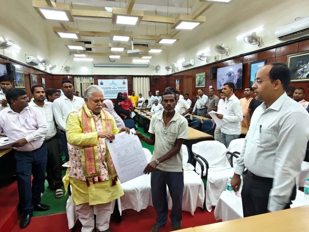 *ग्रामीण आवास योजनाओं के क्रियान्वयन में गया जिला की महत्वपूर्ण उपलब्धि, हजारों परिवारों को मिला पक्का आवास*
गया, 20 अगस्त 2026, ग्रामीण विकास विभाग द्वारा सम्राट अशोक कन्वेंशन केंद्र परिसर स्थित बापू सभागार पटना में आयोजित कार्यक्रम का मुख्यमंत्री ने दीप प्रज्ज्वलित कर एवं पौधों में जल अर्पित कर विधिवत शुभारंभ किया। इस दौरान प्रधानमंत्री आवास योजना ग्रामीण की उपलब्धियों, प्रगति एवं प्रमुख पहलों पर आधारित लघु फिल्म प्रदर्शित की गई। मुख्यमंत्री ने योजना के लाभुकों को आवास की चाबी एवं नए चयनित लाभुकों को स्वीकृति पत्र प्रदान किया। वहीं, केंद्रीय ग्रामीण विकास मंत्री श्री शिवराज सिंह चौहान ने केंद्र सरकार द्वारा बिहार को प्रधानमंत्री आवास योजना-ग्रामीण के तहत आवंटित लक्ष्य का पत्र मुख्यमंत्री को सौंपा।
इस अवसर पर उप विकास आयुक्त गया ने बताया कि जिला ग्रामीण विकास अभिकरण, गया द्वारा ग्रामीण क्षेत्रों में आवासविहीन एवं जरूरतमंद परिवारों को पक्का आवास उपलब्ध कराने के उद्देश्य से संचालित विभिन्न ग्रामीण आवास योजनाओं का प्रभावी क्रियान्वयन किया जा रहा है। इन योजनाओं के माध्यम से पात्र लाभुक परिवारों को चरणबद्ध तरीके से आवास निर्माण के लिए वित्तीय सहायता उपलब्ध कराई जा रही है।
ग्रामीण परिवारों को आवास की सुविधा उपलब्ध कराने के लिए प्रधानमंत्री आवास योजना-ग्रामीण, मुख्यमंत्री ग्रामीण आवास योजना तथा मुख्यमंत्री ग्रामीण आवास सहायता योजना के अंतर्गत वित्तीय सहायता प्रदान की जाती है। संबंधित योजनाओं में लाभुकों को निर्धारित किस्तों के माध्यम से राशि उपलब्ध कराई जाती है, ताकि आवास निर्माण का कार्य समयबद्ध एवं गुणवत्तापूर्ण तरीके से पूरा किया जा सके।
प्रधानमंत्री आवास योजना-ग्रामीण के तहत वित्तीय वर्ष 2025-26 में निर्धारित 10,237 आवासों के विरुद्ध सभी 10,237 आवास स्वीकृत किए गए हैं, जिनमें 2,241 आवास पूर्ण हो चुके हैं। वहीं वित्तीय वर्ष 2024-25 में 25,919 के लक्ष्य के विरुद्ध 25,891 आवास स्वीकृत हुए तथा 12,053 आवास पूर्ण कराए जा चुके हैं।
वित्तीय वर्ष 2016-17 से 2025-26 तक कुल 2,42,215 आवासों के लक्ष्य के विरुद्ध 2,42,173 आवास स्वीकृत किए गए हैं तथा 2,15,404 आवास पूर्ण हो चुके हैं।
मुख्यमंत्री ग्रामीण आवास योजना के तहत 5,422 के लक्ष्य के विरुद्ध 5,373 आवास स्वीकृत तथा 4,952 आवास पूर्ण किए गए हैं। वहीं मुख्यमंत्री ग्रामीण आवास सहायता योजना के तहत 2,364 लाभुकों को स्वीकृति दी गई है तथा 2,005 आवास पूर्ण कराए जा चुके हैं।
प्रधानमंत्री आवास योजना-ग्रामीण के अंतर्गत लाभुकों को आवासीय सुविधा उपलब्ध कराने के उद्देश्य से आज आयोजित कार्यक्रम में बिहार विधानसभा के अध्यक्ष डॉ. प्रेम कुमार द्वारा लाभार्थियों के बीच नवनिर्मित आवास की गृह चाबी, आवास स्वीकृति आदेश पत्र एवं प्रधानमंत्री आवास योजना से संबंधित शुभकामना संदेश पत्र का वितरण किया गया। कार्यक्रम के माध्यम से पात्र लाभार्थियों को उनके अपने पक्के आवास का लाभ मिलने पर उन्हें बधाई एवं शुभकामनाएं दी गईं।
इस अवसर पर गृह की चाबी एवं शुभकामना संदेश पत्र प्राप्त करने वाले लाभार्थियों में नगर प्रखंड के ग्राम पंचायत अमराहा अंतर्गत सदीपुर के परवेज आलम, कसमा के नाजिया खातून, सबीना खातून एवं सोनी परवीन शामिल हैं। संबंधित लाभार्थियों को उनके पूर्ण आवास का गृह प्रवेश सुनिश्चित कराने के उद्देश्य से गृह की चाबी प्रदान की गई।
इसी प्रकार प्रधानमंत्री आवास योजना-ग्रामीण के स्वीकृति आदेश पत्र का वितरण अमराहा पंचायत के सदीपुर निवासी सहादा खातून, बारा पंचायत के बारा निवासी रूबिना परवीन एवं बिल्किस फातमा, कंडी पंचायत के बिथो निवासी ललिता देवी तथा बारा पंचायत के गंगापुर निवासी जयराम कुमार को किया गया।
कार्यक्रम के दौरान प्रधानमंत्री आवास योजना-ग्रामीण के शुभकामना संदेश पत्र भी लाभार्थियों को प्रदान किए गए। इनमें अमराहा पंचायत के कसमा निवासी मो. अरसद शाह एवं जुले खातून, सदीपुर निवासी मो. अफजल हसन, बारा पंचायत के बारा निवासी गुडिया बानो, जेबा खातून, आयशा खातून, शबाना खातूम एवं रोखसार परवीन, गंगापुर निवासी प्रविला देवी, रेशमी देवी, छोटू कुमार एवं सुंदरी देवी तथा कंडी पंचायत के बिथो निवासी दीपक कुमार शामिल हैं।
कार्यक्रम में लाभार्थियों ने अपने पक्के आवास का लाभ मिलने पर प्रसन्नता व्यक्त करते हुए सरकार एवं जिला प्रशासन के प्रति आभार प्रकट किया।
इस अवसर पर माननीय विधायक अतरी श्री रोमित कुमार, माननीय केंद्रीय मंत्री श्री जीतन राम मांझी के प्रतिनिधि नंदलाल मांझी, ज़िला पदाधिकारी गया श्री शशांक शुभंकर उप विकास आयुक्त गया सहायक समाहर्ता गया, निदेशक डीआरडीए सहित बड़ी संख्या में लाभार्थी उपस्थित थे।