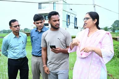 खेतों में पहुंचीं कलेक्टर रोक्तिमा यादव, डिजिटल गिरदावरी का लिया जायजा, फसल सर्वेक्षण में पारदर्शिता और सटीकता जरूरी, राजस्व अमले को सावधानीपूर्वक कार्य करने के निर्देश।
कलेक्टर श्रीमती रोक्तिमा यादव ने बुधवार को बैकुंठपुर तहसील के विभिन्न खेतों में पहुंचकर डिजिटल गिरदावरी एवं डिजिटल क्रॉप सर्वे कार्य का मौके पर जायजा लिया। उन्होंने खेतों में फसलों की स्थिति का अवलोकन किया और राजस्व अधिकारियों एवं मैदानी अमले से गिरदावरी की प्रक्रिया की जानकारी ली।
कलेक्टर ने राजस्व अधिकारियों एवं कर्मचारियों को निर्देशित किया कि खरीफ फसलों की गिरदावरी का कार्य पूरी सावधानी और सटीकता के साथ किया जाए। उन्होंने कहा कि गिरदावरी में दर्ज जानकारी किसानों के लिए अत्यंत महत्वपूर्ण होती है, इसलिए किसी भी स्तर पर लापरवाही या गलत प्रविष्टि नहीं होनी चाहिए। उन्होंने मैदानी अमले को वास्तविक फसल स्थिति का मौके पर निरीक्षण कर सही जानकारी दर्ज करने के निर्देश दिए।
@chhattisgarhcmo @dpr.chhattisgarh
#KoreaDistrict #Chhattishgarh