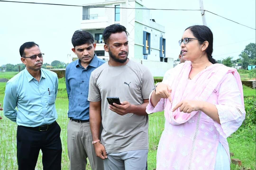 खेतों में पहुंचीं कलेक्टर रोक्तिमा यादव, डिजिटल गिरदावरी का लिया जायजा, फसल सर्वेक्षण में पारदर्शिता और सटीकता जरूरी, राजस्व अमले को सावधानीपूर्वक कार्य करने के निर्देश।
कलेक्टर श्रीमती रोक्तिमा यादव ने बुधवार को बैकुंठपुर तहसील के विभिन्न खेतों में पहुंचकर डिजिटल गिरदावरी एवं डिजिटल क्रॉप सर्वे कार्य का मौके पर जायजा लिया। उन्होंने खेतों में फसलों की स्थिति का अवलोकन किया और राजस्व अधिकारियों एवं मैदानी अमले से गिरदावरी की प्रक्रिया की जानकारी ली।
कलेक्टर ने राजस्व अधिकारियों एवं कर्मचारियों को निर्देशित किया कि खरीफ फसलों की गिरदावरी का कार्य पूरी सावधानी और सटीकता के साथ किया जाए। उन्होंने कहा कि गिरदावरी में दर्ज जानकारी किसानों के लिए अत्यंत महत्वपूर्ण होती है, इसलिए किसी भी स्तर पर लापरवाही या गलत प्रविष्टि नहीं होनी चाहिए। उन्होंने मैदानी अमले को वास्तविक फसल स्थिति का मौके पर निरीक्षण कर सही जानकारी दर्ज करने के निर्देश दिए।
@chhattisgarhcmo @dpr.chhattisgarh
#KoreaDistrict #Chhattishgarh