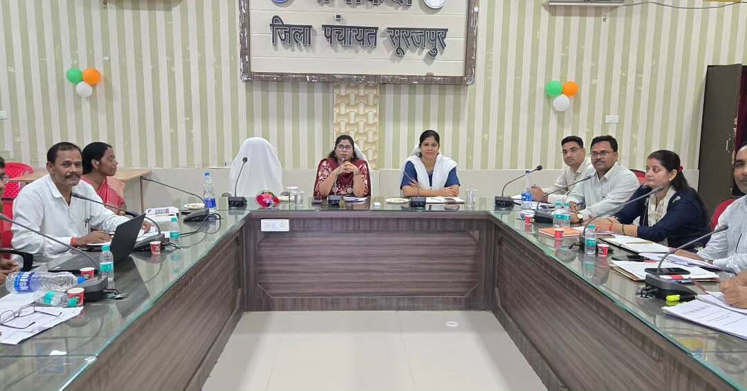शिक्षा व्यवस्था में सुधार और बेहतर परीक्षा परिणाम पर जोर
कलेक्टर श्रीमती रेना जमील ने प्राचार्यों की बैठक लेकर 10वीं एवं 12वीं बोर्ड परीक्षा परिणाम बेहतर करने के लिए विद्यालयवार कार्ययोजना बनाने के निर्देश दिए।
मासिक टेस्ट, विद्यार्थियों की नियमित उपस्थिति, शिक्षकों की जवाबदेही और शैक्षणिक प्रगति की समीक्षा पर विशेष जोर दिया गया। बेहतर कार्य करने वाले शिक्षकों को प्रोत्साहित करने तथा लापरवाही पर नियमानुसार कार्रवाई के निर्देश दिए गए।
#Surajpur #Education #BoardExam #SchoolEducation
@chhattisgarhcmo @dpr.chhattisgarh @eduminofindia @rena_jamil_ias