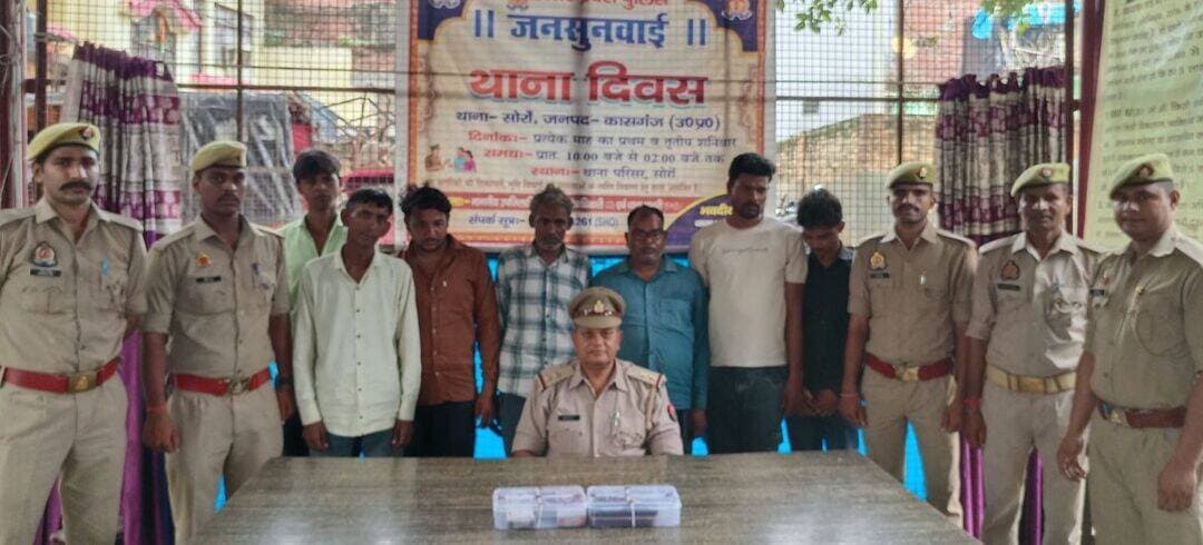सोरों में जुए की महफिल पर पुलिस का शिकंजा, सात गिरफ्तार
हार-जीत की बाजी लगाकर खेल रहे थे जुआ, 28,455 रुपये नकद, चार मोबाइल, तीन बाइक और ताश के पत्ते बरामद
सोरों, कासगंज। अवैध जुआ और सट्टे के खिलाफ चलाए जा रहे अभियान के तहत सोरों पुलिस ने बड़ी कार्रवाई करते हुए हार-जीत की बाजी लगाकर जुआ खेल रहे सात आरोपियों को गिरफ्तार किया है। पुलिस ने मौके और आरोपियों के कब्जे से 28,455 रुपये नकद, चार मोबाइल फोन, तीन मोटरसाइकिल और 52 ताश के पत्ते बरामद किए हैं।
पुलिस अधीक्षक कासगंज ओपी सिंह के निर्देशन, अपर पुलिस अधीक्षक सुशील कुमार के पर्यवेक्षण और क्षेत्राधिकारी नगर आंचल चौहान के नेतृत्व में यह कार्रवाई 20 अगस्त को थाना सोरों पुलिस टीम द्वारा की गई।
पुलिस के अनुसार गिरफ्तार किए गए आरोपियों के खिलाफ थाना सोरों में मु0अ0सं0 314/26, धारा 3/4 उत्तर प्रदेश सार्वजनिक जुआ अधिनियम के तहत अभियोग दर्ज कर नियमानुसार विधिक कार्रवाई की गई है।
ये सात आरोपी हुए गिरफ्तार
पुलिस ने श्यामवीर पुत्र केहरी निवासी हरनाथपुर, भूपेंद्र पुत्र रमेश चंद्र निवासी मूसावाली, शिवगोपाल पुत्र रामकिशन निवासी गुड़गुड़ी थाना सहावर, छोटेलाल पुत्र हीरालाल निवासी हरनाथपुर, अशोक कुमार पुत्र नाथूराम निवासी नगला खंजी, संदेश कुमार पुत्र नंदकिशोर निवासी नगला झद्दी और नेकपाल पुत्र अमर सिंह निवासी हरनाथपुर थाना सोरों को गिरफ्तार किया है।
ये सामान हुआ बरामद
पुलिस ने आरोपियों के कब्जे एवं मौके से 28,455 रुपये नकद, चार मोबाइल फोन, तीन मोटरसाइकिल, चार पुलिंदा माल चिट बंदी और 52 ताश के पत्ते बरामद किए हैं।
कार्रवाई करने वाली पुलिस टीम में प्रभारी निरीक्षक लोकेश भाटी थाना सोरों पुलिस टीम के साथ शामिल रहे।