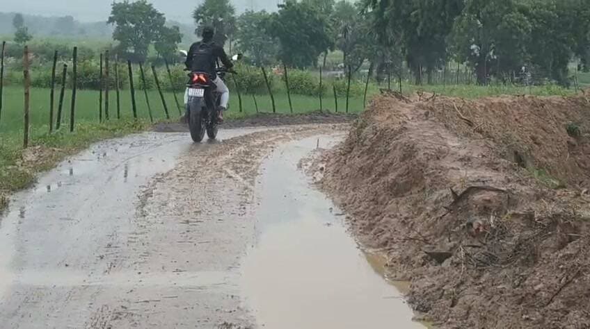 #କୁଲେଇଗଡ #କୁଡାପଡା ନଦୀ ପିଚୁ ରାସ୍ତା ଉପରେ କାଦୁଅ ପଚପଚ, ଗାଡ଼ି ମଟର ସ୍ଲିପ୍ ହଉଛି, କୁଚିଣ୍ଡା ର ଜଣେ ସାମ୍ବାଦିକ ମଧ୍ୟ ଆହତ ହୋଇଥିବା ସୂଚନା ମିଳିଛି, ଏହାର ସମାଧାନ ପାଇଁ ପ୍ରଶାସନ ନିହାତି ଭାବେ ଧ୍ୟାନ ଦେବା ଆବଶ୍ୟକ। Bdo Kuchinda Panchayati Raj & Drinking Water Department, Government of Odisha Information & Public Relations Department, Government of Odisha Rabi Narayan Naik Mohan Charan Majhi BJP Odisha Kuchinda tv live Mjss Sambalpur #kuchindatvlive #kuchinda #odishanews #news
