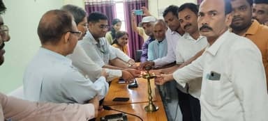 आज दिनांक 20 अगस्त 2026 को कटिहार जिले में उद्यानिक फासलों की उन्नत खेती पर एक दिवसीय प्रशिक्षण का आयोजन, कृषि प्रौद्योगिकी प्रबंधन अभिकरण (आत्मा), कटिहार द्वारा संयुक्त कृषि भवन, कटिहार के सभागार में " उद्यानिक फासलों की उन्नत खेती पर एक दिवसीय प्रशिक्षण " का सफल आयोजन जिला कृषि पदाधिकारी-सह-परियोजना निदेशक, आत्मा, श्री राजीव कुमार की अध्यक्षता में किया गया, कार्यक्रम का शुभारम्भ दीप प्रजव्लित कर विधिवत किया गया ।
कार्यक्रम में जिले के सभी प्रखंडों के प्रगतिशील कृषक जो की आत्मा द्वारा संचालित पाठशाला यथा बैगन (16) एवं प्रत्यक्षण यथा भिन्डी (16) एवं फूलगोभी (16) ने उत्साहपूर्वक भाग लिया।
कार्यक्रम का शुभारंभ करते हुए जिला कृषि पदाधिकारी-सह-परियोजना निदेशक, आत्मा श्री राजीव कुमार ने उपस्थित किसानों का स्वागत करते हुए वैज्ञानिक विधि से उद्यानिक फासलों यथा भिन्डी, फूलगोभी, एवं बैगन की उन्नत खेती पर एक दिवसीय प्रशिक्षण की संपूर्ण तकनीक पर विस्तार से प्रकाश डाला। उन्होंने, खेत की तैयारी, उन्नत किस्मों का चयन, बीज उपचार करने की सम्पूर्ण विधि, बुआई की वैज्ञानिक विधि, खरपतवार प्रबंधन, समुचित पोषक तत्व प्रबंधन, कीट एवं रोग नियंत्रण सहित फसल प्रबंधन के सभी महत्वपूर्ण पहलुओं को स्लाइड प्रस्तुतीकरण के माध्यम से सरल एवं व्यावहारिक ढंग से समझाया।
प्रशिक्षण के दौरान श्री डॉ० मृणाल वर्मा कृषि विज्ञान केंद्र, कटिहार ने मखाना में स्प्रे करने की विधि एवं ड्रिप विधि, माइक्रो इरीगेशन जैसे महत्वपूर्ण पहलुओं को स्लाइड प्रस्तुतीकरण के माध्यम से सरल एवं व्यावहारिक ढंग से समझाया।
श्री प्रमोद कुमार (DDAE), कटिहार ने कृषि विभाग द्वारा चलाये जा रहे यंत्रीकरण योजना में आवेदन एवं योजना से कैसे अनुदान प्राप्त कर कृषि यन्त्र से गुणवत्तापूर्ण खेती करने के बारे में जानकारी दिए ।
श्री जय किशन कुमार (ADPP), कटिहार ने किसानो को आने खेत में ड्रोन के माध्यम से अनुदानित दर पर दवा, कीटनाशक एवं खरपतवारनाशक का छिरकाव आपने खेत पर ऑनलाइन आवेदन कर कैसे करे इसके बारे में विशेष जानकारी दिए ।
सुश्री दीक्षा कुमारी, उप परियोजना निदेशक, आत्मा ने उद्द्यानिक फासलों में लगने वाले प्रमुख रोगों की पहचान, रोकथाम एवं वैज्ञानिक प्रबंधन के उपायों पर विस्तारपूर्वक जानकारी साझा की।
श्री शशि कान्त झा, उप परियोजना निदेशक, आत्मा ने किसानों को एफपीओ एवं कृषि हितकारी समूह बनाने एवं प्रत्यक्षण एव पाठशाला को सुचारू रूप से क्रियान्वयन के बारे में जानकारी दिए ।
इस अवसर पर श्री राजीव कुमार (जिला कृषि पदाधिकारी-सह-परियोजना निदेशक, आत्मा), श्री डॉ० मृणाल वर्मा (वरीय वैज्ञानिक, KVK कटिहार), श्री प्रमोद कुमार (DDAE), श्री जय किशन कुमार (ADPP),, श्री शशि कान्त झा (उप परियोजना निदेशक, आत्मा), सुश्री दीक्षा कुमारी (उप परियोजना निदेशक, आत्मा), श्रीमती रश्मि कुमारी (प्रखंड कृषि पदाधिकारी, आत्मा) सहित कृषि विभाग एवं आत्मा के अन्य पदाधिकारी उपस्थित रहे।
जिला जनसंपर्क पदाधिकारी,
कटिहार।
Information & Public Relations Department, Government of Bihar Department of Agriculture, Government of Bihar #katihar