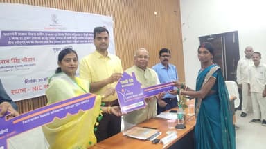 प्रधानमंत्री आवास योजना-ग्रामीण के अंतर्गत आवास पूर्ण करने वाले लाभुकों के बीच गृह प्रवेश हेतु चाभी एवं नवचयनित लाभुकों के बीच स्वीकृति पत्र का किया गया वितरण:*
कटिहार,20 अगस्त 2026 गुरुवार।
प्रधानमंत्री आवास योजना-ग्रामीण के अंतर्गत वित्तीय वर्ष 2026-27 के लक्ष्य के आवंटन तथा देशभर में 22 लाख 35 हजार आवासों के गृह प्रवेश कार्यक्रम का आयोजन बापू सभागार, पटना में माननीय मंत्री, ग्रामीण विकास मंत्रालय, भारत सरकार, श्री शिवराज सिंह चौहान द्वारा किया गया।
उक्त कार्यक्रम का लाइव प्रसारण गुरुवार को कटिहार समाहरणालय सभागार में किया गया।कार्यक्रम में माननीय पूर्व उप मुख्यमंत्री सह-माननीय विधायक कटिहार श्री तारकेश्वर प्रसाद, माननीय विधायक कोढ़ा कविता देवी, माननीय विधायक प्राणपुर निशा सिंह, माननीय जन-प्रतिनिधिगण के साथ जिला के वरीय पदाधिकारियों, कर्मियों एवं प्रधानमंत्री आवास योजना-ग्रामीण के लाभुकों ने सहभागिता की।
कार्यक्रम के दौरान कटिहार जिला में प्रधानमंत्री आवास योजना-ग्रामीण के अंतर्गत आवास निर्माण कार्य पूर्ण करने वाले लाभुकों के बीच गृह प्रवेश हेतु आवास की चाभी एवं शुभकामना संदेश तथा नवचयनित लाभुकों के बीच स्वीकृति पत्र का वितरण किया गया।
जिलास्तर पर सांकेतिक रूप से निम्न लाभुकों को प्रधानमंत्री आवास योजना-ग्रामीण अन्तर्गत "स्वीकृति पत्र" का वितरण किया गया।
पिंकी देवी
मिलन देवी
नाजमीन खातुन
रुखसोना देवी
पुतली देवी
जिलास्तर पर सांकेतिक रूप से निम्न लाभुकों को प्रधानमंत्री आवास योजना-ग्रामीण अन्तर्गत "बधाई पत्र एवं आवास की प्रतीकात्मक चाभी" का वितरण किया गया।
कंचन देवी
पल्लवी देवी
सलेहा खातुन
नुजहत बानो
ब्रजवाला पॉल
इस अवसर पर उपस्थित लाभुकों को प्रधानमंत्री आवास योजना-ग्रामीण के साथ-साथ सरकार की विभिन्न जनकल्याणकारी योजनाओं से लाभान्वित होने की प्रक्रिया की भी जानकारी दी गई। लाभुकों को जीविका, वीभी जी राम जी, लोहिया स्वच्छ बिहार अभियान, विद्युत कनेक्शन, प्रधानमंत्री उज्ज्वला योजना, स्वच्छ पेयजल सहित अन्य योजनाओं एवं सेवाओं से जुड़कर अधिकतम लाभ प्राप्त करने के लिए प्रेरित किया गया। अधिकारियों द्वारा संबंधित योजनाओं की पात्रता, आवेदन प्रक्रिया तथा उपलब्ध सुविधाओं के संबंध में आवश्यक जानकारी भी दी गई।
कार्यक्रम को संबोधित करते हुए जिलाधिकारी, कटिहार श्री आशुतोष द्विवेदी ने प्रधानमंत्री आवास योजना-ग्रामीण के स्वीकृत सभी लाभुकों से अपील किया कि वे अपने आवास का निर्माण कार्य निर्धारित मानकों के अनुरूप समयबद्ध तरीके से पूर्ण करें। उन्होंने संबंधित पदाधिकारियों एवं कर्मियों को भी निर्देशित किया कि आवास योजना के लाभुकों को आवश्यक मार्गदर्शन एवं सहयोग उपलब्ध कराते हुए आवास निर्माण कार्य को गति प्रदान करें, ताकि कोई भी पात्र लाभुक योजना के लाभ से वंचित न रहे।
जिलाधिकारी ने कहा कि प्रधानमंत्री आवास योजना-ग्रामीण का उद्देश्य ग्रामीण क्षेत्र के जरूरतमंद परिवारों को सुरक्षित एवं सम्मानजनक आवास उपलब्ध कराना है। आवास के साथ-साथ अन्य मूलभूत सुविधाओं से लाभुक परिवारों को जोड़कर उनके जीवन स्तर में अपेक्षित सुधार लाना सरकार की प्राथमिकता है। उन्होंने लाभुकों से उपलब्ध योजनाओं का समुचित लाभ उठाने तथा अपने आसपास के पात्र लोगों को भी सरकारी योजनाओं की जानकारी देने का निर्देश दिया।
जिला पदाधिकारी ने कहा कि जिला प्रशासन कटिहार द्वारा प्रधानमंत्री आवास योजना-ग्रामीण के सफल क्रियान्वयन हेतु पात्र लाभुकों को समय पर स्वीकृति प्रदान करने, आवास निर्माण को निर्धारित अवधि में पूर्ण कराने तथा विभिन्न योजनाओं से लाभुकों को अभिसरण के माध्यम से जोड़ने की दिशा में निरंतर कार्य किया जा रहा है।
जिला जनसम्पर्क पदाधिकारी,
कटिहार।
Information & Public Relations Department, Government of Bihar Rural Development Department, Government of Bihar #katihar