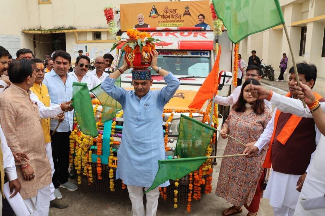 • संत शिरोमणि रविदास महाराज समरसता संकल्प अभियान का जिला स्तरीय कार्यक्रम आयोजित
• सिर पर कलश रखकर जनप्रतिनिधियों और अधिकारियों ने किया कलश यात्रा शुभारंभ
संत शिरोमणि रविदास महाराज की 650 वीं जयंती के उपलक्ष्य में प्रदेश के साथ ही जिले में उनके जीवन-दर्शन, समता, भक्ति, सेवा, सामाजिक न्याय एवं मानवता के संदेश के व्यापक प्रचार-प्रसार के लिए “श्री गुरु रविदास महाराज समरसता संकल्प अभियान एवं यात्रा” का आयोजन किया जा रहा है। इसी क्रम में अभियान के अंतर्गत सीहोर में जिला स्तरीय कार्यक्रम आयोजित किया गया। कार्यक्रम में सीहोर विधायक श्री सुदेश राय, आष्टा विधायक श्री गोपाल सिंह इंजिनियर तथा भाजपा जिला अध्यक्ष श्री नरेश मेवाड़ा सहित जनप्रतिनिधि, अधिकारी एवं नागरिक शामिल हुए।
इस अवसर पर आष्टा विधायक श्री गोपाल सिंह इंजीनियर और भाजपा जिला अध्यक्ष श्री नरेश मेवाड़ा ने कहा कि संत शिरोमणि रविदास महाराज का जीवन और उनका दर्शन समाज को समानता, समरसता, भाईचारे और मानवता की राह दिखाता है। उन्होंने अपने विचारों के माध्यम से समाज में व्याप्त भेदभाव और ऊंच-नीच की भावना को दूर करने तथा सभी मनुष्यों को समान दृष्टि से देखने का संदेश दिया। संत रविदास महाराज ने भक्ति के साथ सेवा, सदाचार और सामाजिक न्याय को विशेष महत्व दिया। उनके विचारों में समाज के प्रत्येक व्यक्ति के सम्मान और अधिकार की भावना निहित है।
उन्होंने कहा कि संत रविदास महाराज ने अपने जीवन और वाणी के माध्यम से यह संदेश दिया कि मनुष्य की पहचान उसकी जाति, वर्ग या सामाजिक स्थिति से नहीं, बल्कि उसके कर्म और आचरण से होती है। उनका जीवन हमें आपसी प्रेम, सहयोग और सद्भाव के साथ आगे बढ़ने की प्रेरणा देता है। आज आवश्यकता है कि हम उनके विचारों को केवल स्मरण करने तक सीमित न रखें, बल्कि अपने जीवन में आत्मसात करें और समाज में समरसता एवं समानता को मजबूत करने के लिए मिलकर कार्य करें। “श्री गुरु रविदास महाराज समरसता संकल्प अभियान एवं यात्रा” के माध्यम से संत रविदास महाराज के जीवन-दर्शन, भक्ति, सेवा, सामाजिक न्याय और मानवता के संदेश को जन-जन तक पहुंचाने का कार्य किया जा रहा है। यह अभियान समाज के सभी वर्गों को एकजुट होकर समरस, समान और सशक्त समाज के निर्माण के लिए प्रेरित करेगा।
कलश यात्रा रथ को दिखाई हरी झंडी
कार्यक्रम में सीहोर विधायक श्री सुदेश राय, आष्टा विधायक श्री गोपाल सिंह इंजीनियर, भाजपा जिला अध्यक्ष श्री नरेश मेवाड़ा, पिछड़ा वर्ग आयोग के सदस्य श्री सीताराम यादव, नगर पालिका अध्यक्ष श्री प्रिंस राठौर, जिला पंचायत सीईओ श्रीमती सर्जना यादव, जनजातीय कार्यविभाग के जिला संयोज श्री अरविंद कुशवाह, श्री पंकज गुप्ता, श्री सुरेद्र मेवाड़ा, श्री सुदीप प्रजापति और श्री सूरसिंह बारेला ने सिर पर कलश रखकर कलश यात्रा रथ में स्थापित किए। इसके पश्चात सभी जनप्रतिनिधियों एवं अधिकारियों ने कलश यात्रा रथ को हरी झंडी दिखाकर रवाना किया।
यह कलश यात्रा रथ जिले के विभिन्न निर्धारित स्थानों पर पहुंचकर 10 सितंबर तक संत शिरोमणि रविदास महाराज के जीवन-दर्शन, समता, भक्ति, सेवा, सामाजिक न्याय और मानवता के संदेश को जन-जन तक पहुंचाएगा। यात्रा के माध्यम से लोगों को संत रविदास महाराज के विचारों और उनके द्वारा दिए गए समानता एवं सामाजिक समरसता के संदेश से अवगत कराया जाएगा। साथ ही समाज में आपसी भाईचारा, सद्भाव और समरसता की भावना को मजबूत करने का संदेश दिया जाएगा। अभियान का उद्देश्य संत रविदास महाराज के विचारों को अधिक से अधिक लोगों तक पहुंचाते हुए उनके बताए मार्ग पर चलने के लिए प्रेरित करना है।
#JansamparkMP #CMMadhyaPradesh #MadhyaPradesh #sehore