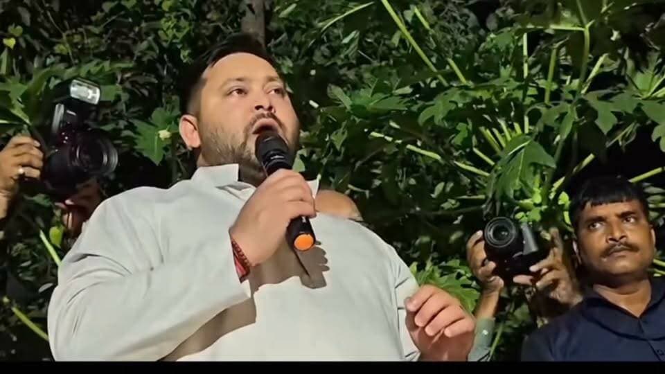 रौशन यादव की बहन को देंगे नौकरी, परकौली में तेजस्वी यादव का बड़ा एलान... तड़पा-तड़पा कर मारा, सबका हिसाब होगा
उमड़ा जनसैलाब...
#Madhubani #Parkauli #RJD #TejashwiYadav