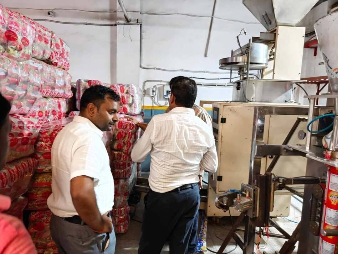 हरदोई में तीन खाद्य पदार्थ जांच में असुरक्षित, घी-नमकीन और लाल मिर्च पाउडर पर कार्रवाई
हरदोई। खाद्य पदार्थों में मिलावट और गुणवत्ता की जांच को लेकर खाद्य सुरक्षा एवं औषधि प्रशासन विभाग ने कार्रवाई तेज कर दी है। प्रयोगशाला जांच में हरदोई में लिए गए तीन खाद्य पदार्थों के नमूने मानव उपभोग के लिए असुरक्षित (Unsafe) और अधोमानक (Substandard) पाए गए हैं। विभाग ने इन उत्पादों के उत्पादन और बिक्री पर रोक लगाते हुए संबंधित खाद्य कारोबारियों के खिलाफ नियमानुसार विधिक कार्रवाई शुरू कर दी है।
जिन उत्पादों के नमूने जांच में असुरक्षित और अधोमानक पाए गए हैं, उनमें शुद्ध देशी घी (अवतार ब्रांड), चटोरी गली झालमुरी नमकीन और लाल मिर्च पाउडर शामिल हैं। इन नमूनों को वी-मार्ट रिटेल लिमिटेड, लखनऊ रोड हरदोई; केसीजी ऑयल एंड फूड प्राइवेट लिमिटेड, ग्राम कण्डौना, लखनऊ रोड हरदोई तथा सुमन मसाला तरंग ट्रेडिंग, शिरोमन नगर शाहाबाद की निर्माण इकाई से संग्रहित कर प्रयोगशाला भेजा गया था। क्षेत्रीय जन विश्लेषक प्रयोगशाला आगरा की जांच रिपोर्ट में इन्हें मानव उपभोग के लिए असुरक्षित एवं अधोमानक घोषित किया गया।
विभाग के मुताबिक संबंधित खाद्य पदार्थों के उत्पादन और मानव उपभोग के लिए बिक्री पर रोक लगा दी गई है। साथ ही जनस्वास्थ्य की सुरक्षा के दृष्टिगत एनालॉग पनीर को भी प्रतिबंधित किया गया है।
विभाग ने जनपद के सभी विक्रेताओं और थोक व्यापारियों को चेतावनी दी है कि यदि कोई व्यापारी इन असुरक्षित घोषित उत्पादों का भंडारण या बिक्री करता पाया गया तो उसके खिलाफ नियमानुसार कठोर कार्रवाई की जाएगी। जरूरत पड़ने पर प्राथमिकी दर्ज कराने की कार्रवाई भी की जाएगी। आम लोगों से अपील की गई है कि उपरोक्त ब्रांड/बैच के असुरक्षित घोषित खाद्य पदार्थों की खरीद और सेवन न करें तथा एनालॉग पनीर से भी बचें।
खाद्य सुरक्षा विभाग के अनुसार अप्रैल से अब तक जनपद में 327 प्रतिष्ठानों का निरीक्षण किया गया है और 149 खाद्य पदार्थों के नमूने जांच के लिए प्रयोगशाला भेजे जा चुके हैं। अगस्त माह में भी स्प्राइट, माउंटेन ड्यू, पेप्सी, मिश्रित दूध, लौंज, आटा, भैंस का दूध एवं पनीर, सूतफेनी, बूंदी और गाय के घी समेत कई खाद्य पदार्थों के नमूने जांच के लिए भेजे गए हैं। इनकी रिपोर्ट आने के बाद नियमानुसार आगे की विधिक कार्रवाई की जाएगी।