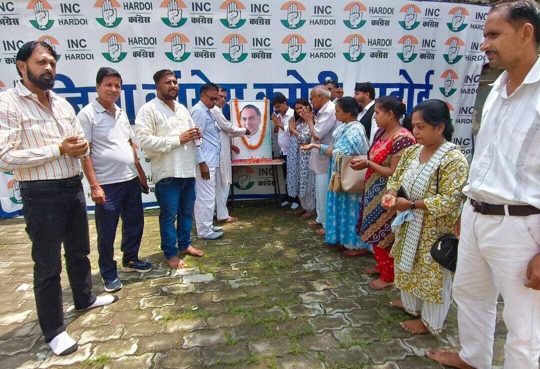 राजीव गांधी की जयंती पर कांग्रेसजनों ने अर्पित किए श्रद्धासुमन
हरदोई। शहर कांग्रेस कमेटी हरदोई की ओर से भारत के पूर्व प्रधानमंत्री एवं भारत रत्न स्वर्गीय राजीव गांधी की जयंती श्रद्धा और सम्मान के साथ मनाई गई। इस अवसर पर कांग्रेसजनों ने उनके चित्र पर पुष्प अर्पित कर भावभीनी श्रद्धांजलि दी और देश के विकास में उनके योगदान को याद किया।
शहर कांग्रेस अध्यक्ष अनुपम दीक्षित ने कहा कि राजीव गांधी ने भारत को 21वीं सदी के आधुनिक और तकनीकी रूप से सक्षम राष्ट्र के रूप में आगे बढ़ाने का सपना देखा था। उन्होंने कंप्यूटर और सूचना प्रौद्योगिकी के क्षेत्र में महत्वपूर्ण पहल कीं। उन्होंने कहा कि राजीव गांधी की सोच, युवाओं के प्रति विश्वास और आधुनिक भारत के निर्माण का उनका विजन देशवासियों को सदैव प्रेरणा देता रहेगा।
कार्यक्रम में पिछड़ा वर्ग प्रकोष्ठ के जिला अध्यक्ष अजीत विशाल नंदवंशी, शहर उपाध्यक्ष उमा राजवंशी, कांग्रेस नेत्री मंजू लता मित्र, एससी-एसटी जिला महासचिव श्रीराम अनिल वर्मा, ब्लॉक अध्यक्ष शशिकांत तिवारी, पीसीसी सदस्य आशीष पाल, शहर कंट्रोल रूम इंचार्ज ममता पाल, मोरध्वज वर्मा, इस्लाम गाजी, ओम प्रताप सिंह वर्मा, संध्या वर्मा, शिल्पी वर्मा, लक्ष्मी वर्मा, पूर्व जिला उपाध्यक्ष साधू सिंह सहित बड़ी संख्या में कांग्रेसजन उपस्थित रहे।
इस दौरान कांग्रेसजनों ने राजीव गांधी के आदर्शों और देश के प्रति उनके योगदान को याद करते हुए उनके बताए मार्ग पर चलने का संकल्प लिया।