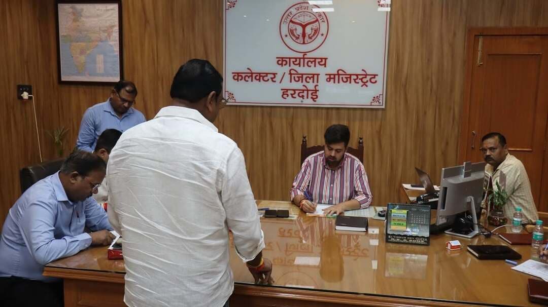 जनसुनवाई में जिलाधिकारी ने सुनी 73 शिकायतें, अधिकारियों को त्वरित निस्तारण के निर्देश
हरदोई। कलेक्ट्रेट में आयोजित जनसुनवाई के दौरान जिलाधिकारी अनुनय झा ने आमजन की समस्याओं को सुना। जनसुनवाई में कुल 73 शिकायतें प्राप्त हुईं, जिनके त्वरित निस्तारण के लिए जिलाधिकारी ने संबंधित अधिकारियों को निर्देश दिए।
जिलाधिकारी ने कहा कि जनसुनवाई में प्राप्त प्रत्येक शिकायत का समयबद्ध और गुणवत्तापूर्ण निस्तारण सुनिश्चित किया जाए। उन्होंने अधिकारियों को निर्देशित किया कि शिकायतों के निस्तारण में किसी प्रकार की लापरवाही न बरती जाए और फरियादियों की समस्याओं का प्रभावी समाधान कराया जाए।
जनसुनवाई के दौरान कुछ शिकायतों का जिलाधिकारी ने मौके पर ही समाधान कराया। उन्होंने संबंधित अधिकारियों को निर्देश दिए कि जिन मामलों में तत्काल समाधान संभव है, उनमें अनावश्यक देरी न की जाए।
इस दौरान अतिरिक्त मजिस्ट्रेट मयंक कुंडू सहित संबंधित विभागों के अधिकारी एवं कर्मचारी उपस्थित रहे।