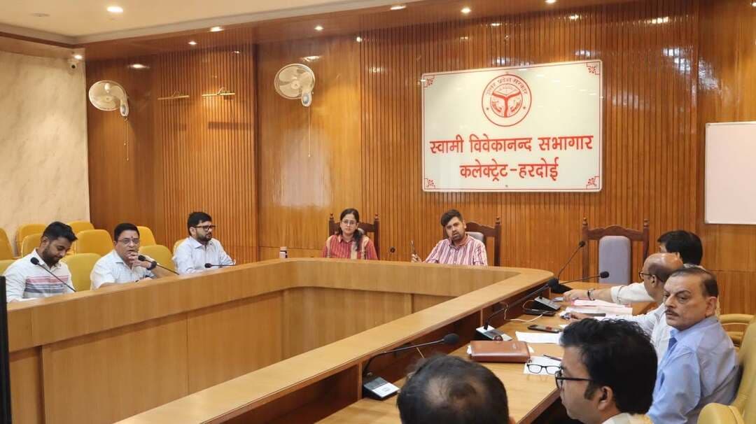 जिलाधिकारी ने बिजली आपूर्ति, लाइन लॉस और राजस्व वसूली की समीक्षा की, जर्जर तार-ट्रांसफार्मर बदलने के निर्देश
हरदोई। स्वामी विवेकानंद सभागार में जिलाधिकारी अनुनय झा की अध्यक्षता में विद्युत विभाग एवं नेडा की समीक्षा बैठक आयोजित की गई। बैठक में जनपद की विद्युत आपूर्ति, लाइन लॉस, राजस्व वसूली तथा उपभोक्ता शिकायतों की बिंदुवार समीक्षा की गई।
जिलाधिकारी ने निर्देश दिए कि ग्रामीण और शहरी क्षेत्रों में शासन द्वारा निर्धारित रोस्टर के अनुसार निर्बाध विद्युत आपूर्ति सुनिश्चित की जाए। अनावश्यक कटौती और ट्रिपिंग की समस्या का तत्काल समाधान कराने के साथ ही जर्जर विद्युत तारों एवं ट्रांसफार्मरों को समय से बदलने के निर्देश दिए गए।
उन्होंने विद्यालयों के ऊपर से गुजर रहे हाईटेंशन तारों को निर्धारित समयावधि में हटवाने तथा आईपीडी, आरडीएसएस सहित अन्य योजनाओं के कार्यों को समयबद्ध तरीके से गुणवत्तापूर्ण ढंग से पूरा कराने को कहा।
विद्युत चोरी पर प्रभावी कार्रवाई के लिए जिलाधिकारी ने अधिशासी अभियंताओं समेत सभी संबंधित अधिकारियों को नियमित चेकिंग अभियान चलाने के निर्देश दिए। उन्होंने पारदर्शी बिलिंग व्यवस्था सुनिश्चित करने पर जोर देते हुए कहा कि उपभोक्ताओं को सही और समय से बिजली बिल उपलब्ध कराया जाए। गलत बिलिंग से संबंधित शिकायतों का निर्धारित समयावधि में निस्तारण तथा मीटर रीडिंग की शत-प्रतिशत फीडिंग सुनिश्चित करने के निर्देश भी दिए गए।
बैठक में मुख्य विकास अधिकारी नेहा ब्याडवाल ने संबंधित अधिकारियों को प्रधानमंत्री सूर्यघर योजना का प्रभावी संचालन सुनिश्चित करने के निर्देश दिए। उन्होंने बैंकों के अधिकारियों से योजना से संबंधित पत्रावलियों का त्वरित एवं गुणवत्तापूर्ण निस्तारण सुनिश्चित करने को कहा।
बैठक में जिला विकास अधिकारी कमलेश कुमार सहित संबंधित विभागों और बैंकों के अधिकारी उपस्थित रहे।