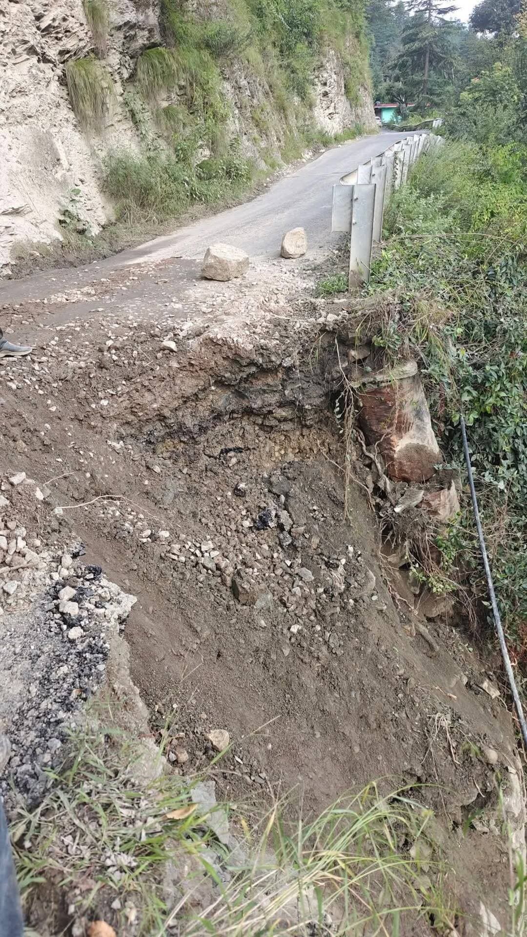 Nh 305छेत के पास एकबार फिर से डंगा गिर गया है छोटी गाड़ियाँ फ़िलहाल निकल रही हैं' बड़ी गाड़ियों के लिए कल ही कुछ हो पाएगा