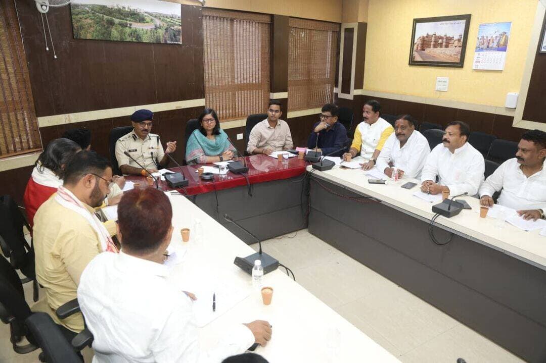 सभी त्योहार शांति एवं सदभाव के साथ मनाने की अपील
कलेक्टर की अध्यक्षता एवं वरिष्ठ पुलिस अधीक्षक की मौजूदगी में जिला स्तरीय शांति समिति की बैठक आयोजित
ग्वालियर 20 अगस्त 2026/ आगामी दिनों में आने वाले विभिन्न त्योहारों को शांतिपूर्ण, सौहार्दपूर्ण एवं सुरक्षित वातावरण में मनाने की अपील जिला स्तरीय शांति समिति द्वारा की गई है। जिला स्तरीय शांति समिति की बैठक गुरुवार को कलेक्टर श्रीमती रुचिका चौहान की अध्यक्षता एवं वरिष्ठ पुलिस अधीक्षक श्री धर्मवीर यादव की मौजूदगी में गुरुवार को कलेक्ट्रेट के सभागार में आयोजित हुई। बैठक में संबंधित विभागों के अधिकारियों तथा शांति समिति के सदस्यों के साथ त्योहारों के दौरान की जाने वाली व्यवस्थाओं पर विस्तार से चर्चा की गई। शांति समिति की बैठक में नगर निगम आयुक्त श्री संघप्रिय, एडीएम श्री सी वी प्रसाद सहित विभागीय अधिकारी एवं शांति समिति के सदस्यगण उपस्थित थे।
कलेक्टर श्रीमती रुचिका चौहान ने कहा कि जिले में सभी त्योहारों के लिए सभी आवश्यक व्यवस्थाएं समय से पूर्ण कर ली जाएं। उन्होंने नगर निगम, पुलिस, विद्युत, स्वास्थ्य, यातायात सहित संबंधित विभागों को अपने-अपने दायित्वों का बेहतर समन्वय के साथ निर्वहन करने के निर्देश दिए। साथ ही त्योहारों के दौरान साफ-सफाई, पेयजल, विद्युत व्यवस्था, यातायात प्रबंधन, प्रकाश व्यवस्था तथा प्रमुख धार्मिक स्थलों एवं आयोजन स्थलों पर आवश्यक सुविधाएं सुनिश्चित करने के निर्देश भी दिए। उन्होंने भीड़भाड़ वाले क्षेत्रों में विशेष निगरानी रखने तथा आमजन की सुविधा का विशेष ध्यान रखने को कहा।
वरिष्ठ पुलिस अधीक्षक श्री धर्मवीर यादव ने कहा कि त्योहारों के दौरान कानून-व्यवस्था बनाए रखने के लिए पर्याप्त पुलिस बल की तैनाती की जाएगी। संवेदनशील एवं भीड़भाड़ वाले क्षेत्रों में पुलिस की विशेष निगरानी रहेगी। उन्होंने सोशल मीडिया पर प्रसारित होने वाली भ्रामक एवं आपत्तिजनक सूचनाओं पर भी नजर रखने तथा अफवाहों से बचने के लिए नागरिकों से अपील की।
बैठक में शांति समिति के सदस्यों ने भी त्योहारों के दौरान आवश्यक व्यवस्थाओं को लेकर अपने सुझाव दिए। अधिकारियों ने समिति के सदस्यों को आश्वस्त किया कि प्राप्त सुझावों पर आवश्यक कार्रवाई की जाएगी।
कलेक्टर एवं पुलिस अधीक्षक ने जिलेवासियों से अपील की कि सभी नागरिक आपसी भाईचारे और सद्भाव के साथ त्योहार मनाएं तथा प्रशासन एवं पुलिस को आवश्यक सहयोग प्रदान करें। प्रशासन द्वारा त्योहारों के दौरान शांति, सुरक्षा एवं नागरिक सुविधाओं के लिए सभी आवश्यक इंतजाम सुनिश्चित किए जाएंगे।
शांति समिति की बैठक में आगामी त्यौहार के संबंध में चर्चा की गई।
आगामी त्यौहार :-
1- झूलेलाल महोत्सव- दिनांक- 24 एवं 25 अगस्त 2026
2- ईद मिलाद-उन-नबी दिनांक- 26 अगस्त 2026
3- रक्षा बंधन दिनांक- 28 अगस्त 2026 (29.08.2026 भुजरिया मेला/चकरी का मेला)
4- माता बेलांगनी का जन्मोत्सव दिनांक- 29.08.2026 से 08.09.2026 तक
5- श्री कृष्ण जन्माष्टमी - दिनांक 04 सितम्बर 2026
6- श्री गोगादेव जी जन्मोत्सव - दिनांक 05 सितम्बर 2026
7- श्री गणेश महोत्सव- (दिनांक- 14.9.26 को गणेश चतुर्थी / दिनांक- 22.09.2026 को डोल ग्यारस एवं दिनांक- 25.09.2026 को अनंत चतुर्दशी)
<nis:link nis:type=tag nis:id=newsimpact nis:value=newsimpact nis:enabled=true nis:link/> <nis:link nis:type=tag nis:id=gwalior nis:value=gwalior nis:enabled=true nis:link/>