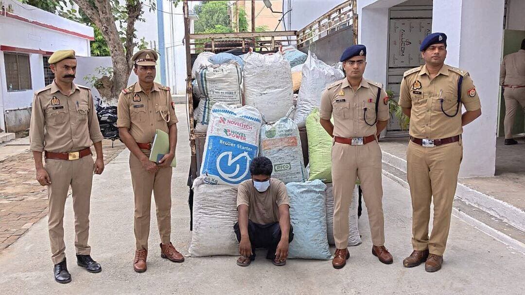 The SaharanpurVoice/News7
*सच्चाई के साथ हरदम*
*👉🏾👉🏾सहारनपुर पुलिस की नशा तस्करों पर बड़ी कार्रवाई 617.700 किलो डोडा पोस्त के साथ नशा तस्कर गिरफ्तार, कैंटर व मोबाइल फोन बरामद!!*
_सहारनपुर। सहारनपुर पुलिस के “ऑपरेशन सवेरा – नशे के अंधकार से जीवन के उजाले की ओर” अभियान के तहत थाना बड़गांव पुलिस एवं एएनटीएफ की संयुक्त टीम ने नशा तस्करी के खिलाफ बड़ी कार्रवाई की है। संयुक्त टीम ने चेकिंग के दौरान एक नशा तस्कर को गिरफ्तार किया है।पुलिस के अनुसार, आज नानौता-देवबंद रोड स्थित हिंडन नदी पुल पर चेकिंग के दौरान शाहाकार अहमद निवासी बरेली को गिरफ्तार किया गया।आरोपी के कब्जे से 617.700 किलोग्राम अवैध डोडा पोस्त, दो मोबाइल फोन, 1,800 रुपये नकद तथा तस्करी में प्रयुक्त एक आयशर कैंटर बरामद किया गया है।पुलिस ने थाना बड़गांव पर एनडीपीएस एक्ट की संबंधित धाराओं में मुकदमा दर्ज कर लिया है। पुलिस द्वारा मादक पदार्थों के इस अवैध कारोबार से जुड़े फॉरवर्ड और बैकवर्ड लिंक्स की भी जांच की जा रही है। अभियुक्त के विरुद्ध विधिक कार्रवाई जारी है!!!
<nis:link nis:type=tag nis:id=saharanpur nis:value=Saharanpur nis:enabled=true nis:link/> <nis:link nis:type=tag nis:id=operationsavera nis:value=OperationSavera nis:enabled=true nis:link/> <nis:link nis:type=tag nis:id=saharanpurpolice nis:value=SaharanpurPolice nis:enabled=true nis:link/> <nis:link nis:type=tag nis:id=drugfreeindia nis:value=DrugFreeIndia nis:enabled=true nis:link/> <nis:link nis:type=tag nis:id=drugsmuggling nis:value=DrugSmuggling nis:enabled=true nis:link/> <nis:link nis:type=tag nis:id=ndpsact nis:value=NDPSAct nis:enabled=true nis:link/> <nis:link nis:type=tag nis:id=news7 nis:value=News7 nis:enabled=true nis:link/> <nis:link nis:type=tag nis:id=saharanpurnews nis:value=SaharanpurNews nis:enabled=true nis:link/>