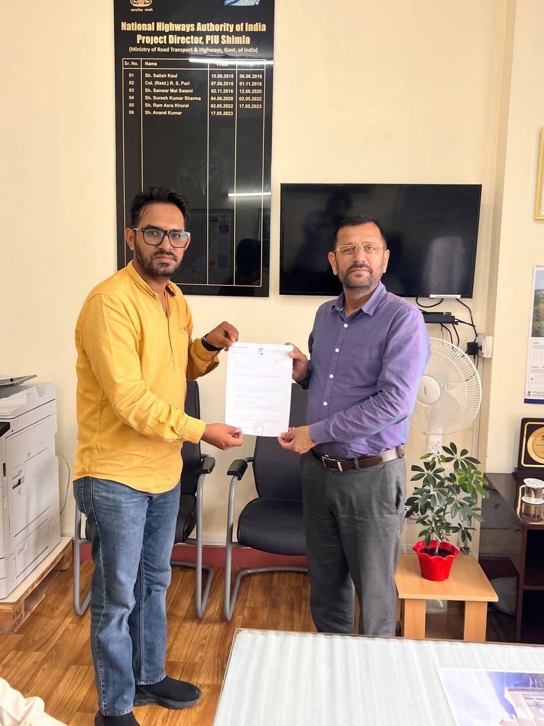 वार्ड नंबर 4 में इंडोर स्पोर्ट्स क्लब व सौंदर्यीकरण को मिलेगी नई दिशा
सोलन, 20 अगस्त। नगर निगम सोलन के वार्ड नंबर 4 को खेल, मनोरंजन और सौंदर्यीकरण के क्षेत्र में नई सुविधाएं मिलने जा रही हैं। वार्ड नंबर 4 के पार्षद रोहित भारद्वाज ने राष्ट्रीय राजमार्ग प्राधिकरण (NHAI) के पीडी से मुलाकात कर वार्ड की विभिन्न आवश्यकताओं और विकास कार्यों को लेकर विस्तृत चर्चा की।
बैठक में वार्ड नंबर 4 में इंडोर स्पोर्ट्स क्लब विकसित करने का प्रस्ताव प्रमुखता से रखा गया। इस क्लब में टेबल टेनिस, बैडमिंटन कोर्ट, चेस सहित विभिन्न इंडोर खेलों की सुविधाएं उपलब्ध करवाने की योजना है। साथ ही बुजुर्गों के लिए अलग से बैठने की व्यवस्था भी प्रस्तावित है, ताकि सभी आयु वर्ग के लोगों को एक बेहतर और सुविधाजनक स्थान मिल सके।
इसके साथ ही सालोगड़ा बस स्टैंड को सुंदर एवं व्यवस्थित बनाने, वार्ड में विभिन्न स्थानों पर पार्क विकसित करने तथा दीवारों पर आकर्षक चित्रकारी एवं पेंटिंग करवाकर क्षेत्र का सौंदर्यीकरण करने को लेकर भी चर्चा की गई।
पार्षद रोहित भारद्वाज ने कहा कि नगर निगम के सहयोग और अपनी देखरेख में वार्ड नंबर 4 को स्वच्छ, सुंदर और सुविधाजनक बनाने के लिए लगातार प्रयास किए जा रहे हैं। विकास कार्यों में स्थानीय लोगों की जरूरतों को प्राथमिकता दी जा रही है और आने वाले समय में वार्ड में खेल, हरियाली, सौंदर्यीकरण और जनसुविधाओं से जुड़े कई महत्वपूर्ण कार्य देखने को मिलेंगे।
उन्होंने कहा कि वार्ड नंबर 4 को एक सुंदर, स्वच्छ और बेहतर सुविधाओं से युक्त वार्ड बनाना उनका संकल्प है, जिसके लिए नगर निगम, NHAI और संबंधित विभागों के साथ मिलकर लगातार कार्य किया जा रहा है।