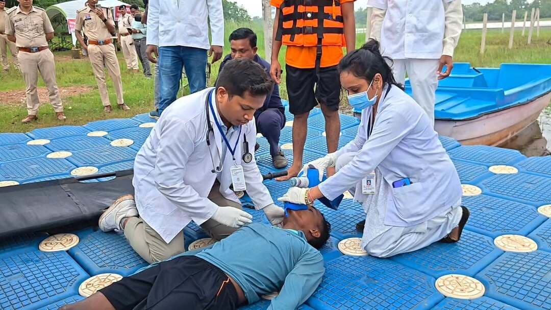 जिले में लगातार हो रही बारिश के बीच बाढ़ जैसी आपात स्थिति से निपटने की तैयारियों को परखने के लिए जिला प्रशासन द्वारा छुईखदान क्षेत्र में बाढ़ आपदा प्रबंधन की मॉकड्रिल आयोजित की गई। मॉकड्रिल के दौरान जिला बाढ़ आपदा नियंत्रण कक्ष को सूचना दी गई कि बाढ़ के कारण प्रभावित लोगों को ले जा रही नाव पलट गई है और चार लोग पानी में फंस गए हैं। सूचना मिलते ही जिला प्रशासन ने त्वरित कार्रवाई करते हुए राहत एवं बचाव दलों को घटनास्थल के लिए रवाना किया।
#kcgdistrict #kcgdistt #mockdril