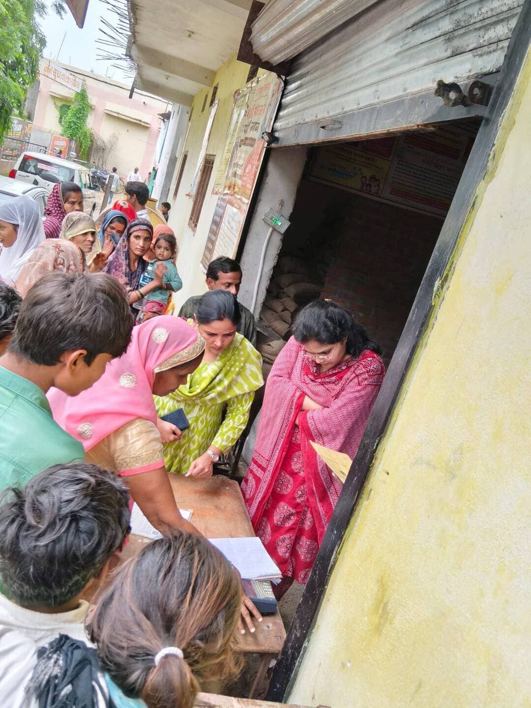 #गुना - डिप्टी कलेक्टर सुश्री चौधरी ने किया उचित मूल्य दुकानों का निरीक्षण
डिप्टी कलेक्टर सुश्री महिमा चौधरी ने गुरूवार को तहसील राघौगढ में उचित मूल्य दुकानों का निरीक्षण किया गया। निरीक्षण में सार्वजनिक वितरण प्रणाली के तहत उचित मूल्य दुकानों में अगस्त और सितंबर (2 माह) का राशन वितरित किया जाना पाया गया। इस दौरान उन्होंने हितग्राहियों से बातचीत भी की गई। जिसमें उन्होंने बताया की सभी को राशन बिना किसी समस्या के उपलब्ध कराया जा रहा है। जिन हितग्राहियों की ई-केवाईसी नहीं हुई है उन्हें राशन वितरण नहीं हो पा रहा है इसके लिए उन्हें ई-केवाईसी करने की सलाह दी गई।
#Guna CM Madhya Pradesh Jansampark Madhya Pradesh Gwalior Commissioner Department of Food, Civil Supplies & Protection - Madhya Pradesh