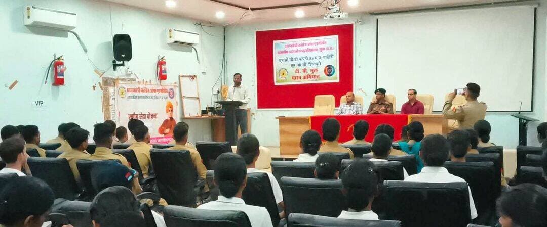 <nis:link nis:type=tag nis:id=गुना nis:value=गुना nis:enabled=true nis:link/> - टीबी मुक्त भारत अभियान के तहत एनसीसी कैडेट्स को किया जागरूक
शासकीय महाविद्यालय गुना की एनसीसी डी कंपनी द्वारा टीबी मुक्त भारत अभियान के अंतर्गत जागरूकता व्याख्यान का आयोजन किया गया। कार्यक्रम का आयोजन 35वीं वाहिनी एनसीसी शिवपुरी के कमान अधिकारी कर्नल विजय वीर सिंह धईया एवं एडम अफसर लेफ्टिनेंट कर्नल ए.एन. रेड्डी के मार्गदर्शन तथा महाविद्यालय प्राचार्य डॉ. वी.के. तिवारी की अनुमति से किया गया।
व्याख्यान में वनस्पति विभाग के डॉ. मधुप श्रीवास्तव ने क्षय रोग (टीबी) के लक्षण, बचाव और आवश्यक सावधानियों की जानकारी दी। जिला चिकित्सालय गुना के जिला टीबी समन्वयक श्री विपिन सक्सेना ने टीबी मुक्त भारत अभियान, निक्षय मित्र की भूमिका तथा अभियान में एनसीसी कैडेट्स की सहभागिता के बारे में जानकारी साझा की।
कार्यक्रम में सूबेदार मूलाराम, हवलदार नागराज, डॉ. तजेंद्र नागर सहित लगभग 75 एनसीसी कैडेट्स उपस्थित रहे। कार्यक्रम का संचालन एनसीसी अधिकारी कैप्टन मनोज कुमार भिरोरिया ने किया तथा आभार वरिष्ठ कैडेट अजय कुमार मीणा ने व्यक्त किया।
<nis:link nis:type=tag nis:id=guna nis:value=Guna nis:enabled=true nis:link/> CM Madhya Pradesh Jansampark Madhya Pradesh Gwalior Commissioner Directorate of Health Services, Madhya Pradesh