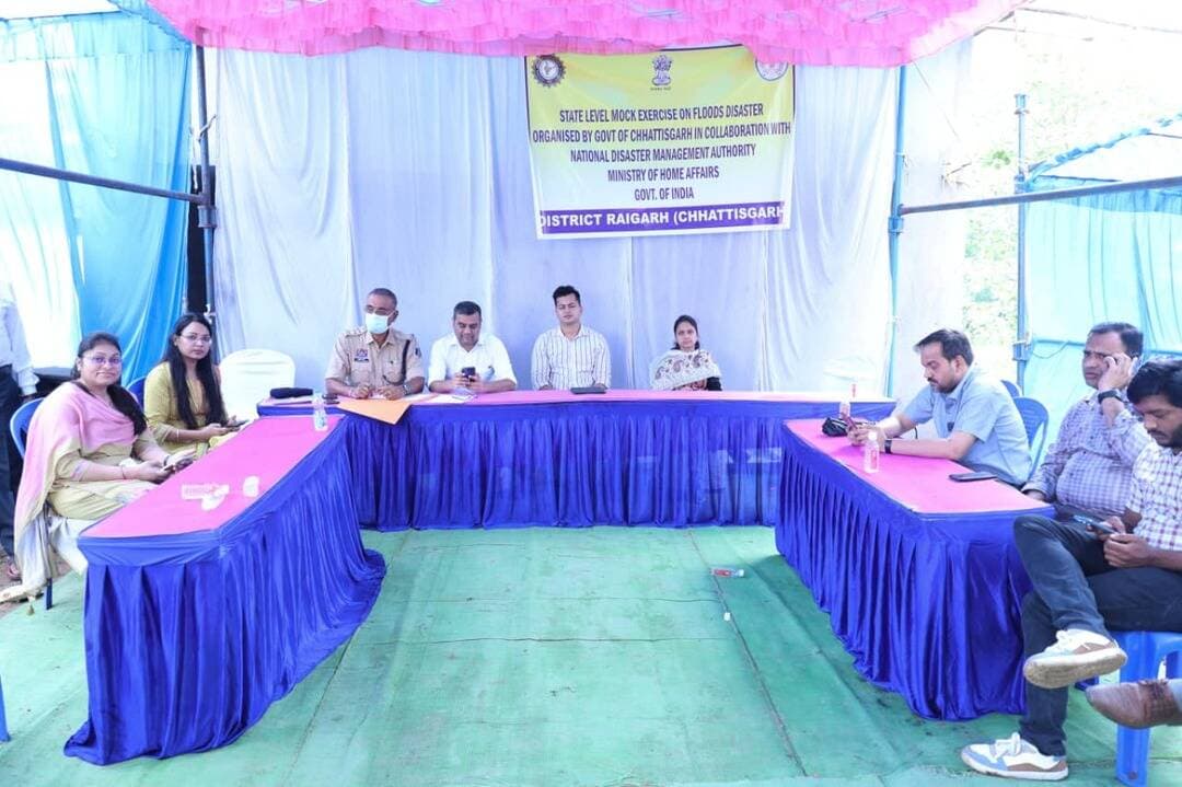 बाढ़ आपदा से निपटने की तैयारियों का चंघोरी में हुआ मॉक ड्रिल
महानदी में फंसे लोगों को मोटरबोट से सुरक्षित निकाला, रेस्क्यू से लेकर चिकित्सा सहायता तक परखी गई पूरी व्यवस्था
संभावित बाढ़ आपदा से निपटने के लिए जिला प्रशासन की तैयारियों, राहत एवं बचाव कार्यों तथा विभिन्न विभागों के बीच समन्वय को परखने पुसौर विकासखंड के महानदी तटवर्ती ग्राम चंघोरी में बाढ़ आपदा पर मॉक ड्रिल आयोजित की गई। कलेक्टर एवं जिला दंडाधिकारी श्री मयंक चतुर्वेदी के मार्गदर्शन में हुए इस अभ्यास में बाढ़ की स्थिति में महानदी में फंसे लोगों को मोटरबोट के जरिए सुरक्षित निकालने, डूब रहे व्यक्ति का रेस्क्यू करने, प्राथमिक उपचार देने तथा आपात स्थिति में प्रभावित लोगों को सुरक्षित स्थान तक पहुंचाने की पूरी प्रक्रिया का जीवंत अभ्यास किया गया। यह मॉक ड्रिल राष्ट्रीय आपदा प्रबंधन प्राधिकरण, गृह मंत्रालय, भारत सरकार, छत्तीसगढ़ राज्य आपदा प्रबंधन प्राधिकरण, राजस्व एवं आपदा प्रबंधन विभाग तथा जिला आपदा प्रबंधन प्राधिकरण रायगढ़ के संयुक्त तत्वावधान में आयोजित की गई।
सूचना मिलते ही सक्रिय हुआ बचाव दल, मोटरबोट से किया सुरक्षित रेस्क्यू
मॉक ड्रिल के दौरान सुबह करीब 10 बजे सूचना दी गई कि महानदी का जलस्तर बढ़ने से चंघोरी क्षेत्र में कुछ लोग नदी के बीच टापू पर फंस गए हैं। सूचना मिलते ही जिला स्तर पर राहत एवं बचाव व्यवस्था सक्रिय की गई। जिला आपदा राहत बल के प्रशिक्षित तैराकों की टीम मोटरबोट के साथ तत्काल मौके पर पहुंची और नदी में फंसे लोगों तक पहुंचकर उन्हें सुरक्षित बाहर निकाला। रेस्क्यू के बाद लोगों को सुरक्षित स्थान पर लाया गया तथा उनकी चिकित्सकीय जांच और प्राथमिक उपचार की व्यवस्था की गई। इसके साथ ही नदी में डूब रहे व्यक्ति के बचाव की प्रक्रिया का भी अभ्यास किया गया। इस दौरान प्रशिक्षित तैराकों, मोटरबोट, चिकित्सा दल और एम्बुलेंस को एक साथ तैनात कर आपातकालीन स्थिति में त्वरित कार्रवाई की क्षमता को परखा गया।
एडीएम ने कहा-आपदा से निपटने के लिए प्रशासन पूरी तरह तैयार
एडीएम श्री अपूर्व प्रियेश टोप्पो ने बताया कि शासन से प्राप्त निर्देशों के तहत ग्राम पंचायत चंघोरी में बाढ़ की स्थिति का मॉक अभ्यास किया गया। इसमें जिले में बाढ़ आपदा से संबंधित सभी टास्क फोर्स और जिला स्तर के अधिकारी शामिल हुए। उन्होंने बताया कि अभ्यास के दौरान महानदी में बाढ़ के कारण टापू पर फंसे लोगों को जीवन रक्षक नौका के माध्यम से सुरक्षित निकालने का अभ्यास किया गया।
कई विभागों ने मिलकर किया समन्वित बचाव अभ्यास