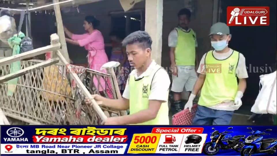 উজনি অসমৰ বানপিড়ীতলৈ সহায়ৰ হাত অব্যাহত ৰাখিছে এবছুই। দিনে নিশাই শ্ৰমদান কৰি বোকা আৰু পলসৰ পৰা মুকলি কৰিছে ইখনৰ পৰা আনখন ঘৰ। এবছুৰ দুশজনীয়া দলটোক শক্তিশালী সহযোগ আগবঢ়াইছে ওদালগুৰি জিলা এবছুই।
All Bodo Students Union - ABSU
#ABSU #upperassam
