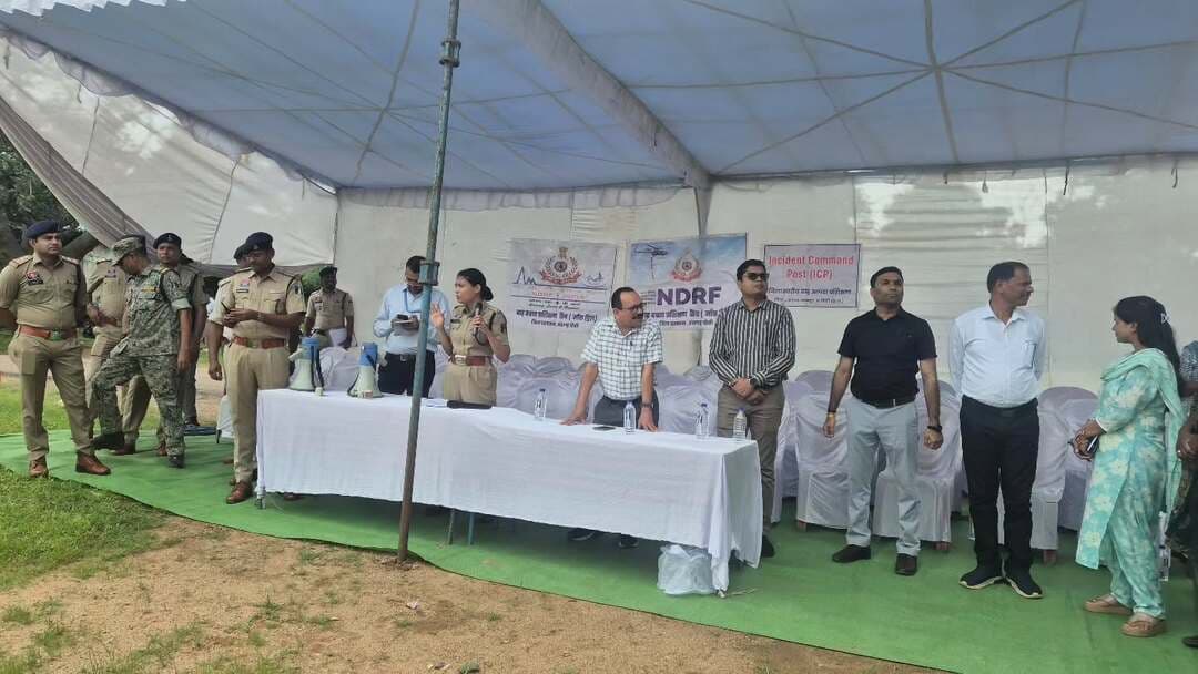 जिले में आज आपदा प्रबंधन की तैयारियों को परखने तथा जनता को जागरूक करने के उद्देश्य से मॉकड्रिल का हुआ आयोजन।
अम्बागढ़ चौकी स्थित शिवनाय नदी में जिला एवं पुलिस प्रशासन, जिला सेनानी की पूरी टीम एवं जिला रेडक्रॉस सोसाइटी की ओर से रेडक्रॉस सोसाइटी के स्कूली बच्चो की टीम तथा लोगों की उपस्थिति ने मॉकड्रिल सफलतापूर्वक सम्पन्न किया गया।
#mockdrill #disastermanagement #आपदा_प्रबंधन #mmacdistrict_cg #chhattishgarh
@chhattisgarhcmo @dpr.chhattisgarh @mmac_police29
