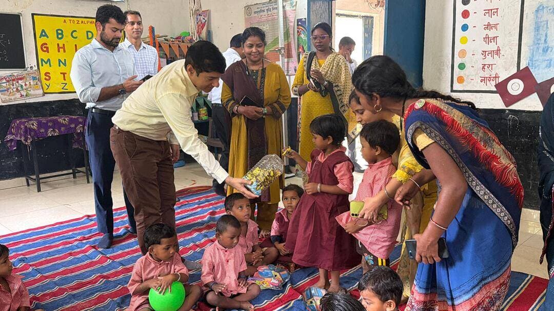 तोकापाल में स्वास्थ्य, जागरूकता और जनकल्याण का संगम। ❤️
कलेक्टर श्री आकाश छिकारा एवं जिला पंचायत सीईओ श्री तन्मय खन्ना ने स्वास्थ्य एवं आंगनबाड़ी केंद्रों का निरीक्षण किया और सिकलसेल एनीमिया उन्मूलन शिविर में 121 सिकलसेल कार्ड वितरित किए।
शिविर में स्वास्थ्य जांच के साथ विभिन्न विभागों की योजनाओं और सेवाओं का लाभ भी ग्रामीणों तक पहुंचाया गया।
📍 तोकापाल, बस्तर
#Bastar #Jagdalpur #sicklecell