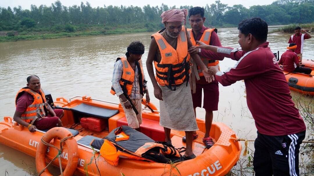 बाढ़ आपदा से निपटने की तैयारियों का परीक्षण।
जगदलपुर में इंद्रावती नदी के पुराने पुल पर मॉक ड्रिल में राहत एवं बचाव दल ने रेस्क्यू ऑपरेशन, प्राथमिक उपचार और सुरक्षित निकासी का अभ्यास किया।
लक्ष्य. त्वरित प्रतिक्रिया और शून्य जनहानि।
#बाढ़आपदा #MockDrill