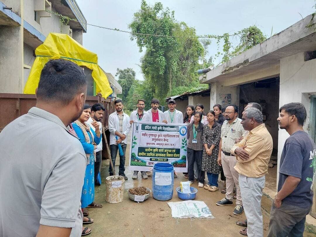 प्राकृतिक खेती से घटेगी लागत, सुधरेगा मिट्टी का स्वास्थ्य।
कुम्हरावंड में कृषि छात्रों ने किसानों को जीवामृत, बीजामृत और प्राकृतिक कीट नियंत्रण तकनीकों का व्यावहारिक प्रशिक्षण दिया।
स्थानीय संसाधनों से टिकाऊ खेती की ओर बढ़ता कदम। 🌾
#प्राकृतिकखेती
