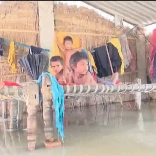 गोंडा; जिले में घाघरा नदी उफान पर...
तरबगंज और करनैलगंज तहसील के 12 गांवों के हजारों लोगों का जीवन बुरी तरह प्रभावित!
प्रशासन की तरफ से प्रभावित क्षेत्रों में 70 से अधिक नावों को लगाया गया है । दवा और लंच का वितरण किया जा रहा है!
