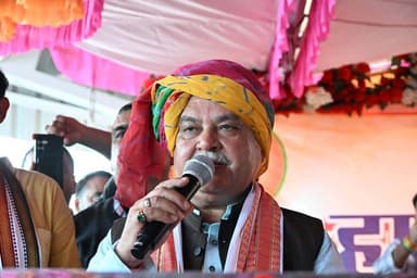 ब्रॉडगेज रेलवे लाइन से मिलेगी जिले के विकास को गति-विधानसभा अध्यक्ष
जौरा से ट्रेन में सवार होकर वीरपुर पहुंचे श्री तोमर
-----
विधानसभा अध्यक्ष श्री नरेन्द्र सिंह तोमर ने वीरपुर रेलवे स्टेशन पर आयोजित कार्यक्रम को संबोधित करते हुए कहा कि श्योपुर जिले के लिए ब्रॉडगेज रेल लाइन का सपना साकार हो रहा है। कैलारस से वीरपुर तक मेमू ट्रेन का संचालन बढाया गया है, ब्रॉडगेज रेलवे लाइन की सुविधा से जिले के विकास को गति मिलेगी।
इस अवसर पर सांसद श्री शिवमंगल सिंह तोमर, वन विकास निगम के अध्यक्ष श्री रामनिवास रावत, सहरिया विकास प्राधिकरण की अध्यक्ष श्रीमती गुड्डी बाई, जिला पंचायत अध्यक्ष श्रीमती गुड्डी बाई आदिवासी, भाजपा जिला अध्यक्ष श्री शशांक भूषण, नगरपालिका अध्यक्ष श्योपुर श्रीमती रेणु सुजीत गर्ग, पूर्व विधायक श्री दुर्गालाल विजय, श्री बृजराज सिंह चौहान एवं श्री बाबूलाल मेवरा, भाजपा प्रदेश कार्य समिति सदस्य श्री महावीर सिंह सिसौदिया, भाजपा के पूर्व जिला अध्यक्ष श्री सुरेन्द्र जाट, श्री अशोक गर्ग, भाजपा जिला उपाध्यक्ष श्री राघवेन्द्र जाट, श्रीमती सरोज तोमर, महामंत्री श्री संजय अकोदिया, श्री अरविन्द जादौन, नगर परिषद विजयपुर अध्यक्ष श्री कमलेश कुशवाह, सांसद प्रतिनिधि श्री सुजीत गर्ग, पूर्व नगरपालिका अध्यक्ष श्री ओम राठौर, भाजपा महिला मोर्चा जिला अध्यक्ष श्रीमती नेहा कुलश्रेष्ठ, श्रीमती उमा शर्मा, भाजपा नगर मंडल श्योपुर अध्यक्ष श्री संजय मंगल, वीरपुर मंडल अध्यक्ष श्री आकाश रावत, महामंत्री श्री मदन मोहन योगी, श्री सूरज माहौर, श्री दिनेश दुबोलिया, श्री मनीष नागौरी, श्री गौरीशंकर मीणा आदि मौजूद रहे। इसके साथ ही एसडीएम विजयपुर श्री अभिषेक मिश्रा सहित अन्य अधिकारी, जनप्रतिनिधि, नागरिक आदि उपस्थित थे।
विधानसभा अध्यक्ष श्री नरेन्द्र सिंह तोमर ने कहा कि दिसंबर के अंत तक श्योपुर स्टेशन के लिए रेल का संचालन होने की उम्मीद है। उन्होंने कहा कि अगले चरण में ब्रॉडगेज रेलवे लाइन को कोटा तक विस्तारित किया जायेगा, इसका लाभ श्योपुर जिले को मिलेगा।
सांसद श्री शिवमंगल सिंह तोमर ने कहा कि सरकार द्वारा नेरोगेज को ब्रॉडगेज में परिवर्तन करने से श्योपुर जिले के लोगों को लाभ प्राप्त होगा और आवागमन की सहज सुलभ सुविधा प्राप्त होगी। वर्तमान में वीरपुर तक रेलवे संचालन सुचारू किया गया है, जल्द ही श्योपुर तक ट्रेन संचालन का सपना साकार होगा।
वन विकास निगम के अध्यक्ष श्री रामनिवास रावत ने कहा कि श्योपुर जिले के लिए ब्रॉडगेज रेलवे लाइन सुविधा मील का पत्थर साबित होगी। इससे व्यापार एवं व्यवसाय को गति मिलेगी तथा सैकडो गांवों के लोगों को आवागमन सुलभ होगा। ट्रेनो के संचालन से स्थानीय स्तर पर रोजगार के अवसर भी बढेगे।
भाजपा जिला अध्यक्ष श्री शशांक भूषण ने कहा कि श्योपुर जिले में बडी रेल लाइन का सपना पूर्ण हो रहा है, श्योपुर जिले के वीरपुर स्टेशन तक बडी रेल के संचालन के बाद इसी साल के अंत तक श्योपुर स्टेशन तक रेल का संचालन होने की उम्मीद है। उन्होंने कहा कि श्योपुर तक रेल संचालन के बाद श्योपुर जिले के लोगों को आवागमन की बडी सौगात मिलेगी। कार्यक्रम का संचालन श्री अरविन्द जादौन ने किया, कार्यक्रम में अंत में वीरपुर मंडल अध्यक्ष श्री आकाश रावत, सांसद प्रतिनिधि श्री सुजीत गर्ग द्वारा विधानसभा अध्यक्ष श्री तोमर को स्मृति चिन्ह भेंट किया गया।
जौरा से ट्रेन में सवार होकर वीरपुर पहुंचे श्री तोमर
विधानसभा अध्यक्ष श्री नरेन्द्र सिंह तोमर जौरा रेलवे स्टेशन से ट्रन संख्या 64637 में सवार होकर वीरपुर रेलवे स्टेशन पहुंचे, उनके साथ सांसद श्री शिवमंगल सिंह तोमर एवं वन विकास निगम के अध्यक्ष श्री रामनिवास रावत भी ट्रेन में सवार होकर आयें। रेलवे स्टेशन पर सभी अतिथियों का माल्यार्पण कर स्वागत किया गया।
-
CM Madhya Pradesh
Jansampark Madhya Pradesh
#JansamparkMP
#sheopur