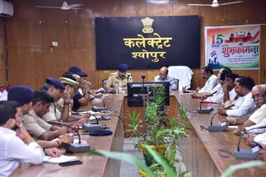 26 अगस्त को ईद मिलाद उन नबी, 14 सितंबर कोे गणेश चतुर्थी
8 से 25 सितंबर तक मनेगा पर्युषण पर्व
त्यौहारो के मद्देनजर सभी प्रकार की व्यवस्थाएं सुनिश्चित करने के निर्देश
सुरक्षा के व्यापक इंतजाम रहेगे, शांति समिति की बैठक आयोजित
-----
कलेक्टर सुश्री शीला दाहिमा के मार्गदर्शन में कलेक्ट्रेट सभाकक्ष में ईद मिलाद उन नबी, गणेश चतुर्थी एवं पर्युषण पर्व को लेकर आयोजित शांति समिति की बैठक को संबोधित करते हुए पुलिस अधीक्षक श्री मोती उर रहमान ने कहा कि सभी त्यौहार शांतिपूर्ण तरीके से सौहार्दपूर्ण वातावरण में मनाये जायें। उन्होंने कहा कि त्यौहारो के मद्देनजर सुरक्षा व्यवस्था के व्यापक इंतजाम किये जायेंगे।
कलेक्टेªट सभाकक्ष में आयोजित बैठक में अपर कलेक्टर श्री रूपेश उपाध्याय, एडिशनल एसपी श्री प्रवीण भूरिया, प्रभारी एसडीएम श्री शिवलाल शाक्य, डिप्टी कलेक्टर श्री विजय शाक्य, एसडीओपी श्री राजीव गुप्ता, शांति समिति के सदस्य श्री कैलाश नारायण गुप्ता, शहरकाजी श्री अतीक उल्ला कुरैर्शी, विश्व हिन्दु परिषद से श्री विष्णु कुमार गर्ग, श्री बुन्दु खां, श्री मोहम्मद चीनी कुरैशी, जैन समाज से श्री सुरेश जैन एवं श्री पारस जैन, श्री अखिलेश भदौरिया, श्री कृष्णकांत उपाध्याय, गणेश मंदिर पुजारी श्री श्याम शुक्ला, श्री रामअवतार शर्मा, श्री शेरू धूलिया, श्री काशीराम सेगर, श्री शिशुपाल मीणा, श्री हकीमुद्दीन दाउदी, श्री अकबर अली सहित बिजली, होमगार्ड, नगरपालिका आदि विभागो के अधिकारी उपस्थित थे।
अपर कलेक्टर श्री रूपेश उपाध्याय ने अधिकारियों को निर्देश दिये कि 26 अगस्त को मुस्लिम समाज द्वारा ईद मिलाद उन नबी के अवसर पर जुलूस निकाला जायेंगा। इसी प्रकार 24 अगस्त को बोहरा समुदाय द्वारा बोहरा मस्जिद से प्रातः 9 बजे जुलूस का आयोजन किया जायेगा, इस दौरान साफ-सफाई आदि की व्यवस्थाएं सुनिश्चित की जायें।
14 सितंबर को गणेश चतुर्थी के अवसर पर विभिन्न मंदिरो स्थानों पर गणेश प्रतिमाओं की स्थापना की जायेगी तथा अंनत चतुदर्शी तक गणेश पाण्डालो में विभिन्न धार्मिक कार्यक्रम आयोजित होगे। इस दौरान सभी आवश्यक व्यवस्थाएं सुनिश्चित की जायें तथा अनंत चतुर्थदर्शी के दिन गणेश प्रतिमाओं के विसर्जन हेतु पंडित घाट पर कुण्ड बनाकर विसर्जन की सभी व्यवस्थाएं सुनिश्चित की जायें।
8 सिंतबर से 25 सिंतबर तक श्वेतांबर एवं दिगाम्बर जैन समाज द्वारा पर्युषण पर्व मनाया जायेगा, इस दौरान जैन समाज के मंदिरों तथा मार्गो पर साफ-सफाई की उचित व्यवस्थाएं सुनिश्चित की जायें तथा पर्युषण पर्व के दौरान निकलने वाले जैन समाज के जुलूस के लिए भी आवश्यक व्यवस्थाएं सुनिश्चित की जायें।
-
CM Madhya Pradesh
Jansampark Madhya Pradesh
#JansamparkMP
#sheopur
