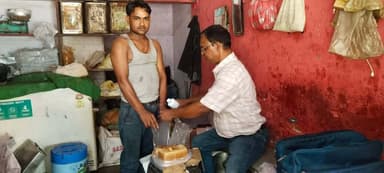 तीन मिष्ठान भण्डारों से लिये सैम्पल
-----
कलेक्टर सुश्री शीला दाहिमा के मार्गदर्शन में तथा मुुख्य चिकित्सा एवं स्वास्थ्य अधिकारी डॉ दिलीप सिकरवार के निर्देशन में खाद्य सुरक्षा विभाग द्वारा आमजन को मानक खाद्य सामग्री की उपलब्धता सुनिश्चित कराने के उद्देश्य से सतत् रूप से सैम्पल लेने की कार्यवाही की जा रही है। इसी क्रम में फूड सेफ्टी विभाग द्वारा आज सोईकलां में तीन मिष्ठन भण्डार से सैम्पल लेने की कार्यवाही की गई है।
खाद्य सुरक्षा अधिकारी श्री धमेन्द्र जैन ने बताया कि राधारानी मिष्ठान भण्डार से मलाई बर्फी, बालाजी मिष्ठान भण्डार से मावा बर्फी एवं सुमन मिष्ठान भण्डार से मिल्क कैक के सैम्पल लिये गये है। नमूनों को जांच के लिए राज्य खाद्य प्रयोगशाला भोपाल भेजा गया है, जांच प्रतिवेदन प्राप्त वैधानिक कार्यवाही की जायेगी।
-
CM Madhya Pradesh
Jansampark Madhya Pradesh
#JansamparkMP
#sheopur