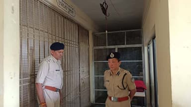 शिवपुरी- पुलिस अधीक्षक शिवपुरी यांगचेन डोलकर भूटिया द्वारा थाना सतनबाड़ा पहुंचकर थाने का निरीक्षण किया थाने मे संधारित रिकॉर्ड, महत्वपूर्ण रजिस्टरों, माल खाना, हावालात चैक किया एवं थाना परिसर मे साफ सफाई का जायजा लेते हुये थाने पर की जाने वाली कार्यवाहियों के संबंध मे आवश्यक निर्देश दिये।