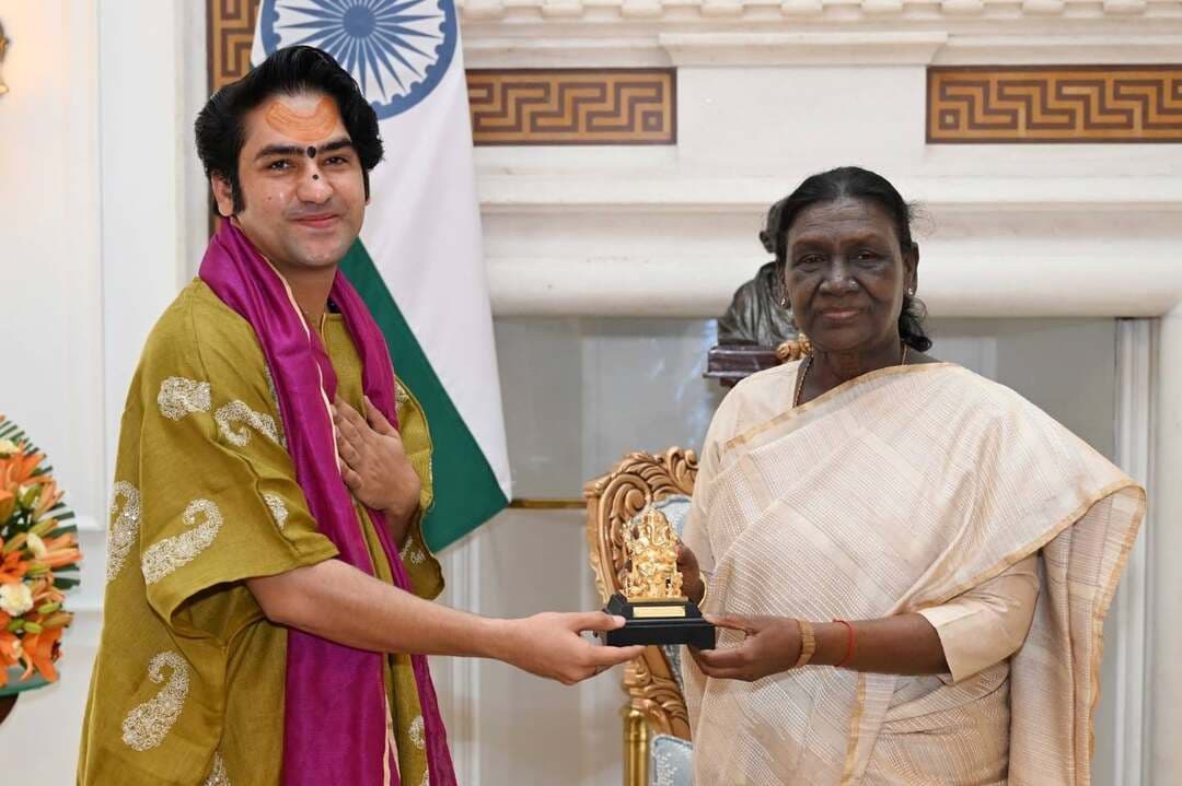 बागेश्वर महाराज ने राष्ट्रपति भवन में महामहिम से की सौजन्य भेंट
आगामी कन्या विवाह महोत्सव में शामिल होने का दिया निमंत्रण
युवा शक्ति से राष्ट्र एवं सनातन सेवा में सहभागी बनने का किया आह्वान
छतरपुर। करोड़ों लोगों की आस्था की केंद्र और सनातन संस्कृति के प्रचार प्रसार में मुख्य भूमिका निभा रहे बागेश्वर धाम के पीठाधीश्वर पं. धीरेंद्र कृष्ण शास्त्री ने नई दिल्ली में प्रवास के दौरान राष्ट्रपति भवन में महामहिम राष्ट्रपति से सौजन्य भेंट की। इस दौरान उन्होंने आगामी कन्या विवाह महोत्सव में राष्ट्रपति द्रौपदी मुर्मू को सादर आमंत्रित किया। इस अवसर पर बागेश्वर महाराज ने बुंदेलखंड के वीर योद्धा एवं बुंदेल केसरी महाराज छत्रसाल की प्रतिमा भेंट की।महामहिम से सौजन्य भेंट के दौरान बागेश्वर महाराज ने युवाओं की भूमिका पर विशेष जोर देते हुए कहा कि युवा शक्ति देश की सबसे बड़ी ताकत है। उन्होंने युवाओं से राष्ट्र सेवा के साथ-साथ सनातन संस्कृति, संस्कार और परंपराओं के प्रचार-प्रसार में सक्रिय भागीदारी निभाने का आह्वान किया।
युवा शक्ति के लिए महाराज श्री शुरू कर रहे माइंड सेट, लाइफ सेट अभियान बागेश्वर महाराज भारत के जेन जी के विचारों में राष्ट्र की भावना एवं भारत की प्रगति सर्वोच्च रखने के उद्देश्य से माइंड सेट - लाइफ सेट नाम से एक राष्ट्र व्यापी अभियान शुरू कर रहे हैं। उन्होंने महामहिम को अवगत कराया कि इस अभियान से युवा पीढ़ी को मानसिक और आध्यात्मिक रूप से मजबूत बनाया जाएगा। ऊर्जा संचय समागम से बुद्धि की शुद्धि के संबंध में भी उन्होंने महा महिम से चर्चा की। राष्ट्रपति ने अभियान की शुरुआत के लिए बागेश्वर महाराज को शुभकामनाएं दी एवं आगामी दिनों में इस तरह के अभियान से जुड़ने व शामिल होने का आश्वासन दिया।