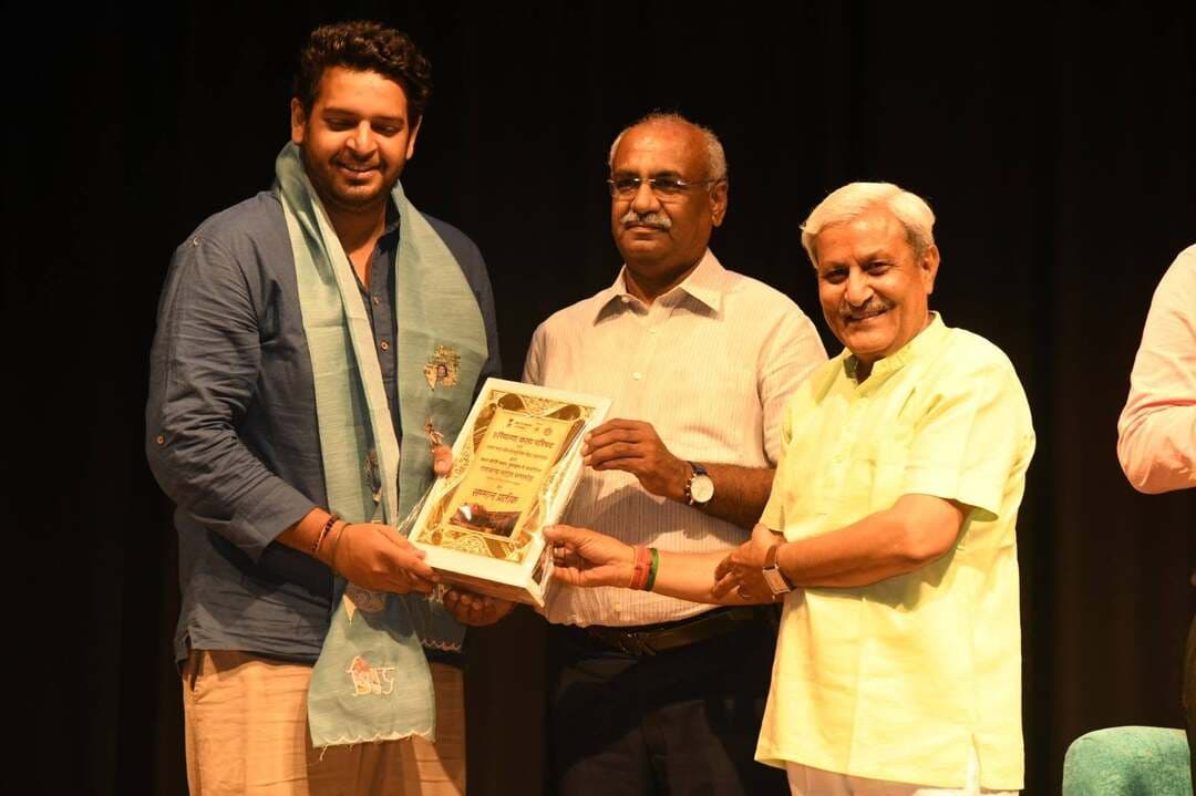 पंचजन्य नाट्य समारोह में मानवीय संवेदनाओं और आत्मज्ञान की कहानी ‘‘इल्हाम’’ ने दर्शकों को झकझोरा
---------
कल्पना की दुनिया से निकलकर वास्तविकता की दुनिया का ‘इल्हाम’
---------
कुरुक्षेत्र, 20 अगस्त। हरियाणा कला परिषद तथा उत्तर मध्य क्षेत्र सांस्कृतिक केंद्र, प्रयागराज (संस्कृति मंत्रालय, भारत सरकार) के संयुक्त तत्वावधान में कुरुक्षेत्र के कला कीर्ति भवन (भरतमुनि रंगशाला) में आयोजित पांच दिवसीय पंचजन्य नाट्य समारोह के तीसरे दिन रंगमंच की एक बेहद गंभीर और विचारोत्तेजक प्रस्तुति देखने को मिली। उत्सव कला मंच, चंडीगढ़ के प्रतिभावान कलाकारों द्वारा प्रसिद्ध नाटक इल्हाम का अत्यंत भावपूर्ण और जीवंत मंचन किया गया। इस विशेष अवसर पर कुरुक्षेत्र विश्वविद्यालय के युवा कल्याण विभाग के निदेशक डॉ. विवेक चावला मुख्य अतिथि के रूप में उपस्थित रहे। हरियाणा कला परिषद के उपाध्यक्ष महेश जोशी ने मुख्य अतिथि डॉ. विवेक चावला को अंगवस्त्र भेंट कर आत्मीय स्वागत किया। कार्यक्रम का विधिवत शुभारम्भ मुख्य अतिथि और विशिष्ट जनों द्वारा दीप प्रज्जवलित कर किया गया। पूरे कार्यक्रम के दौरान रंगमंच के बेहतरीन मिजाज को बनाए रखते हुए मंच का कुशल संचालन विकास शर्मा द्वारा किया गया।
आत्मज्ञान और समाज के दोहरे मापदंडों के बीच झूलती जिंदगी को दिखा गया नाटक ‘इल्हाम’
-------
मशहूर लेखक, फिल्म अभिनेता मानव कौल द्वारा लिखित तथा युवा रंगकर्मी सार्थक सिंह के कुशल निर्देशन में मंचित नाटक इल्हाम आधुनिक समाज, मानव मन के अंतर्द्वंद्व और अस्तित्व की लड़ाई को बयां करता है। इल्हाम एक अरबी शब्द है जिसका सीधा अर्थ होता है आत्मज्ञान। नाटक की कहानी भगवान नाम के एक सीधे-साधे मध्यमवर्गीय बैंक कर्मचारी के इर्द-गिर्द घूमती है, जो अपनी पत्नी पूनम और बच्चों के साथ एक सामान्य ढर्रे पर जिंदगी जी रहा होता है। एक दिन अचानक पार्क में एक बेंच पर बैठे हुए भगवान को आत्मज्ञान की प्राप्ति होती है। वह इस भौतिक संसार की भागदौड़ से परे हटकर एक परम आनंद, शांति और संतोष की अवस्था में पहुंच जाता है। वह प्रकृति से बातें करने लगता है, अकेले हंसता है और अपनी ही कल्पना के किरदारों में खो जाता है। त्रासदी तब शुरू होती है जब समाज और उसका अपना परिवार इस आत्मिक शांति और गहरे बदलाव को समझ नहीं पाता। दुनिया की नजर में सांसारिक नियमों और भाषा को भूल जाना केवल एक मानसिक बीमारी या पागलपन लगने लगता है। परिवार वाले उसे ठीक करने के लिए डॉक्टरों और ओझा-तांत्रिकों के चक्कर काटने लगते हैं। चण्डीगढ़ के कलाकारों ने अपने मर्मस्पर्शी अभिनय, प्रतीकात्मक दृश्यों और सधे हुए संवादों से यथार्थ और कल्पना के बीच के इस कड़े संघर्ष को मंच पर इतनी शिद्दत से उतारा कि कला कीर्ति भवन में बैठे हर दर्शक भाव विभोर हो गया। यह नाटक सीधे तौर पर समाज से सवाल करता है कि क्या इस बनावटी दुनिया में सचमुच शांत और खुश रहना पागलपन है? कार्यक्रम के बाद मुख्य अतिथि डॉ. विवेक चावला ने संबोधित करते हुए कहा कि इल्हाम जैसे दर्शन और मनोविज्ञान से भरे नाटक को मंच पर इतनी सहजता से उतारना बेहद सराहनीय है। कलाकार सदैव अपने अभिनय से समाज को नई राह देने का कार्य करते हैं। ऐसे राष्ट्रीय स्तर के नाट्य समारोह युवाओं को अपनी संस्कृति से जोड़ने और समाज को एक नई सोच देने का काम करते हैं। नाटक में शुभम शर्मा, गुलशन कुमार, मेहूल राणा, आर्यन सैनी, प्रणव, संदीप शर्मा, अनमोल, अक्षय, मीनाक्षी भट्ट, आदर्श यादव, अनंदिता सिंह मनकोटिया, भाव्यांश, दूर्गा, अंगद, इक्षित, अभिनंदन तथा किंजल ने अपनी भूमिका अदा की। नाटक के बाद कलाकारों तथा अतिथियों को सम्मानित किया गया। इस अवसर पर कुरुक्षेत्र के भारी संख्या में कलाप्रेमी, रंगकर्मी और गणमान्य नागरिक मौजूद रहे, जिन्होंने तालियों की गड़गड़ाहट से चण्डीगढ़ की पूरी नाट्य टीम का उत्साहवर्धन किया।