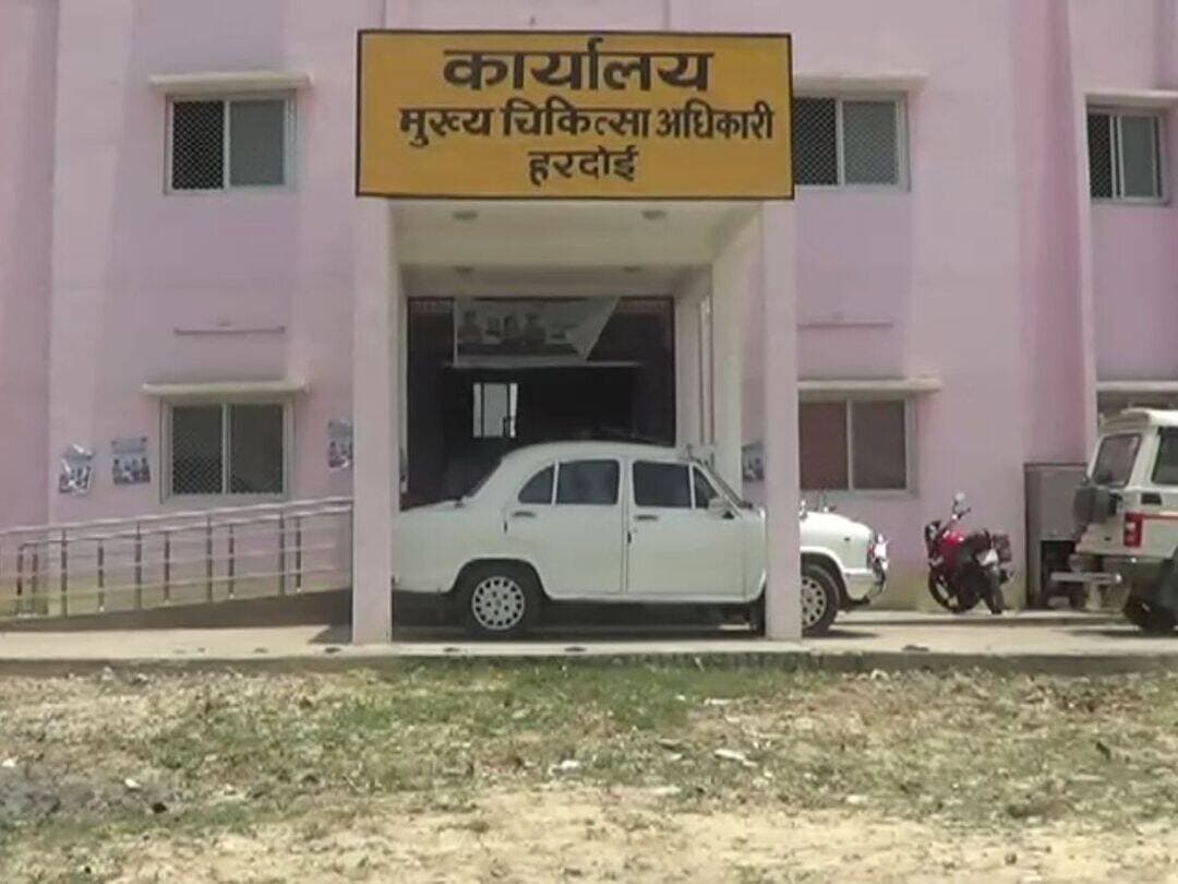 डिप्टी सीएम के गृह जनपद में स्वास्थ्य विभाग की व्यवस्था पर सवाल, आरटीआई के जवाब और जमीनी हकीकत में अंतर का गंभीर आरोप
मुख्य चिकित्सा अधिकारी हरदोई के संरक्षण में चल रहा पूरा काला कारोबार
<nis:link nis:type=tag nis:id=हरदोई nis:value=हरदोई nis:enabled=true nis:link/> प्रदेश के <nis:link nis:type=tag nis:id=उपमुख्यमंत्री nis:value=उपमुख्यमंत्री nis:enabled=true nis:link/> एवं <nis:link nis:type=tag nis:id=स्वास्थ्य nis:value=स्वास्थ्य nis:enabled=true nis:link/> <nis:link nis:type=tag nis:id=मंत्री nis:value=मंत्री nis:enabled=true nis:link/> <nis:link nis:type=tag nis:id=बृजेश nis:value=बृजेश nis:enabled=true nis:link/> <nis:link nis:type=tag nis:id=पाठक nis:value=पाठक nis:enabled=true nis:link/> के गृह <nis:link nis:type=tag nis:id=जनपद nis:value=जनपद nis:enabled=true nis:link/> हरदोई के <nis:link nis:type=tag nis:id=विकास nis:value=विकास nis:enabled=true nis:link/> <nis:link nis:type=tag nis:id=खंड nis:value=खंड nis:enabled=true nis:link/> <nis:link nis:type=tag nis:id=कछौना nis:value=कछौना nis:enabled=true nis:link/> क्षेत्र में <nis:link nis:type=tag nis:id=अस्पतालों, nis:value=अस्पतालों, nis:enabled=true nis:link/> <nis:link nis:type=tag nis:id=क्लीनिकों, nis:value=क्लीनिकों, nis:enabled=true nis:link/> <nis:link nis:type=tag nis:id=अल्ट्रासाउंड nis:value=अल्ट्रासाउंड nis:enabled=true nis:link/> <nis:link nis:type=tag nis:id=सेंटरों nis:value=सेंटरों nis:enabled=true nis:link/> और <nis:link nis:type=tag nis:id=पैथोलॉजी nis:value=पैथोलॉजी nis:enabled=true nis:link/> <nis:link nis:type=tag nis:id=लैब nis:value=लैब nis:enabled=true nis:link/> के <nis:link nis:type=tag nis:id=संचालन nis:value=संचालन nis:enabled=true nis:link/> को लेकर सवाल खड़े हो गए हैं। सूचना का अधिकार <nis:link nis:type=tag nis:id=अधिनियम-2005 nis:value=अधिनियम-2005 nis:enabled=true nis:link/> के तहत मांगी गई जानकारी के जवाब में <nis:link nis:type=tag nis:id=कार्यालय nis:value=कार्यालय nis:enabled=true nis:link/> <nis:link nis:type=tag nis:id=मुख्य nis:value=मुख्य nis:enabled=true nis:link/> <nis:link nis:type=tag nis:id=चिकित्सा nis:value=चिकित्सा nis:enabled=true nis:link/> <nis:link nis:type=tag nis:id=अधिकारी, nis:value=अधिकारी, nis:enabled=true nis:link/> हरदोई द्वारा उपलब्ध कराई गई सूची और क्षेत्र में संचालित संस्थानों की वास्तविक संख्या में बड़ा अंतर होने का आरोप लगाया जा रहा है।
<nis:link nis:type=tag nis:id=आरटीआई nis:value=आरटीआई nis:enabled=true nis:link/> <nis:link nis:type=tag nis:id=आवेदनकर्ता nis:value=आवेदनकर्ता nis:enabled=true nis:link/> द्वारा <nis:link nis:type=tag nis:id=कार्यालय nis:value=कार्यालय nis:enabled=true nis:link/> <nis:link nis:type=tag nis:id=मुख्य_चिकित्सा_अधिकारी, nis:value=मुख्य_चिकित्सा_अधिकारी, nis:enabled=true nis:link/> हरदोई से <nis:link nis:type=tag nis:id=विकास_खण्ड_कछौना nis:value=विकास_खण्ड_कछौना nis:enabled=true nis:link/> <nis:link nis:type=tag nis:id=क्षेत्र nis:value=क्षेत्र nis:enabled=true nis:link/> में <nis:link nis:type=tag nis:id=संचालित nis:value=संचालित nis:enabled=true nis:link/> <nis:link nis:type=tag nis:id=अस्पताल, nis:value=अस्पताल, nis:enabled=true nis:link/> <nis:link nis:type=tag nis:id=क्लीनिक, nis:value=क्लीनिक, nis:enabled=true nis:link/> <nis:link nis:type=tag nis:id=अल्ट्रासाउंड_सेंटर nis:value=अल्ट्रासाउंड_सेंटर nis:enabled=true nis:link/> और पैथोलॉजी से संबंधित जानकारी मांगी गई थी। इसके जवाब में सीएमओ कार्यालय हरदोई के <nis:link nis:type=tag nis:id=नोडल nis:value=नोडल nis:enabled=true nis:link/> <nis:link nis:type=tag nis:id=अधिकारी/#पंजीकरण nis:value=अधिकारी/#पंजीकरण nis:enabled=true nis:link/> की ओर से पत्र जारी कर उपलब्ध अभिलेखों के आधार पर संस्थानों का विवरण दिया गया।
आरटीआई के जवाब में 2 अल्ट्रासाउंड/पैथोलॉजी संस्थानों तथा 9 अस्पताल/क्लीनिकों का विवरण उपलब्ध कराया गया है। यानी उपलब्ध सूची में कुल 11 संस्थानों का उल्लेख सामने आया है। लेकिन स्थानीय लोगों और शिकायतकर्ताओं का आरोप है कि विकास खण्ड कछौना क्षेत्र में वास्तविक रूप से इससे कहीं अधिक अस्पताल, क्लीनिक, पैथोलॉजी और अन्य स्वास्थ्य संस्थान संचालित हो रहे हैं।
यहीं से सबसे बड़ा सवाल खड़ा होता है कि आखिर आरटीआई में उपलब्ध कराई गई सूची सीमित क्यों है, जबकि क्षेत्र में बड़ी संख्या में स्वास्थ्य संस्थान संचालित होने के दावे किए जा रहे हैं? क्या सभी संस्थान विभाग के अभिलेखों में दर्ज हैं और वैध पंजीकरण के साथ संचालित हो रहे हैं, या फिर बिना अनुमति एवं मानकों के संचालन का मामला है?
शिकायतकर्ताओं ने आरोप लगाया है कि इसका पूरा काला कालोबार मुख्य चिकित्सा अधिकारी हरदोई के संरक्षण में चल रहा है अधिकारियों की प्रभावी निगरानी न होने से क्षेत्र में कथित रूप से कई संस्थान धड़ल्ले से संचालित हो रहे हैं। मामले में मुख्य चिकित्सा अधिकारी हरदोई से निष्पक्ष जांच कराकर विकास खण्ड कछौना क्षेत्र में संचालित सभी अस्पतालों, क्लीनिकों, अल्ट्रासाउंड सेंटरों और पैथोलॉजी लैब की सूची, पंजीकरण और मानकों की जांच सार्वजनिक किए जाने की मांग उठाई गई है।
अब देखना होगा कि मुख्य चिकित्सा अधिकारी हरदोई द्वारा उपलब्ध कराई गई जानकारी और मौके की वास्तविक स्थिति के बीच बताए जा रहे अंतर की जांच कर क्या कार्रवाई करता है।
जो काल के गर्त में हैं।