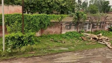'एक पेड़ माँ के नाम' अभियान पर सवाल, फतेहपुर में हरे-भरे पेड़ों की कथित अवैध कटान जारी
चौडगरा में बंद फैक्ट्री परिसर में बड़े पैमाने पर पेड़ कटने के आरोप, स्थानीय लोगों ने निष्पक्ष जांच की मांग उठाई
जेसीबी से ठूंठ उखाड़कर सबूत मिटाने का दावा, वन विभाग और प्रशासन की भूमिका पर उठे सवाल
✒️ रिपोर्ट : नागेंद्र पांडये
फतेहपुर। उत्तर प्रदेश के फतेहपुर जनपद में पर्यावरण संरक्षण को लेकर चलाए जा रहे "एक पेड़ माँ के नाम" अभियान के बीच चौडगरा क्षेत्र से हरे-भरे पेड़ों की कथित अवैध कटान का मामला सामने आया है। स्थानीय लोगों का आरोप है कि पिछले कई दिनों से आधुनिक मशीनों की मदद से बड़े पैमाने पर पेड़ काटे जा रहे हैं। हालांकि, इन आरोपों की आधिकारिक पुष्टि नहीं हुई है और संबंधित अधिकारियों का पक्ष भी अभी सामने नहीं आया है।
चौडगरा/फतेहपुर। पर्यावरण संरक्षण को लेकर सरकार लगातार वृक्षारोपण अभियान चला रही है। "एक पेड़ माँ के नाम" जैसे अभियानों के माध्यम से लाखों पौधे लगाए जाने के दावे किए जा रहे हैं, लेकिन दूसरी ओर फतेहपुर जिले में हरे-भरे पेड़ों की कथित अवैध कटान ने इन दावों पर सवाल खड़े कर दिए हैं।
स्थानीय लोगों का आरोप है कि चौडगरा कस्बे में बिंदकी रोड रेलवे ओवरब्रिज के समीप स्थित एक बंद पड़ी फैक्ट्री परिसर में पिछले लगभग दस दिनों से बड़े पैमाने पर पेड़ों की कटाई की जा रही है। उनका कहना है कि कटान के दौरान जेसीबी मशीनों और लकड़ी ढोने वाले वाहनों का उपयोग किया जा रहा है।
ग्रामीणों का यह भी दावा है कि कटे हुए पेड़ों के ठूंठों को जेसीबी से उखाड़कर एकत्र किया जा रहा है, ताकि वहां पहले पेड़ होने के निशान भी मिटाए जा सकें। आरोप है कि पानी की टंकी के पास अभी भी लकड़ी कटाई का कार्य जारी है।
स्थानीय लोगों के अनुसार, यदि प्रशासन और वन विभाग निष्पक्ष जांच कराए तथा मौके का निरीक्षण करे तो पूरे मामले की वास्तविकता सामने आ सकती है। उनका कहना है कि यदि अवैध कटान हुई है तो यह पर्यावरण संरक्षण कानूनों और राष्ट्रीय हरित अधिकरण (NGT) के दिशा-निर्देशों का उल्लंघन हो सकता है।
इस संबंध में वन विभाग, जिला प्रशासन अथवा संबंधित पक्ष का आधिकारिक बयान समाचार लिखे जाने तक प्राप्त नहीं हो सका है। उनका पक्ष प्राप्त होने पर उसे भी प्रमुखता से प्रकाशित किया जाएगा।
प्रमुख बिंदु
चौडगरा क्षेत्र में हरे-भरे पेड़ों की कथित अवैध कटान के आरोप।
बंद फैक्ट्री परिसर में कटान होने का स्थानीय लोगों का दावा।
जेसीबी से ठूंठ उखाड़कर सबूत मिटाने के भी आरोप।
लगभग 10 दिनों से कटान जारी होने की चर्चा।
वन विभाग और प्रशासन से निष्पक्ष जांच की मांग।
संबंधित अधिकारियों का पक्ष अभी सामने नहीं आया।
यदि स्थानीय लोगों के आरोप सही पाए जाते हैं, तो यह मामला केवल अवैध कटान का नहीं बल्कि पर्यावरण संरक्षण की नीतियों के प्रभावी क्रियान्वयन का भी विषय बन सकता है। अब निगाहें प्रशासन और वन विभाग की कार्रवाई पर टिकी हैं कि जांच में क्या तथ्य सामने आते हैं।
🟥 एनडी न्यूज़ आमजन से अपील करता है कि पर्यावरण संरक्षण केवल सरकार की नहीं बल्कि प्रत्येक नागरिक की जिम्मेदारी है। यदि कहीं भी अवैध रूप से हरे पेड़ों की कटान होती दिखाई दे तो उसकी सूचना तत्काल वन विभाग और जिला प्रशासन को दें। प्रशासन से भी अपेक्षा है कि मामले की निष्पक्ष जांच कर दोषी पाए जाने वाले व्यक्तियों के विरुद्ध पर्यावरण संरक्षण अधिनियम एवं अन्य लागू कानूनों के तहत कठोर कार्रवाई सुनिश्चित की जाए।
👇👇
#NDNEWS #दैनिकनिष्पक्षधारा #Fatehpur #Chaudgara #TreeCutting #SaveTrees #EkPedMaaKeNaam #Environment #ForestDepartment #NGT #GreenIndia #UPGovt #BreakingNews
👇👇
@dgpup
@RSSorg
@UPGovt
@wpl1090
@RSSgeet
@Uppolice
@MIB_India
@PMOIndia
@HMOIndia
@abmanglik
@VHPDigital
@igrangealld
@myogioffice
@InfoDeptUP
@dmfatehpur
@sdmsadarftp
@CMOfficeUP
@CMOUP_RC
@UPPRD1948
@ChiefSecyUP
@ChiefSecyUP
@MahantYogiG
@FatehpurSdm
@fatehpurpolice
@BajrangDalOrg
@rashtrapatibhvn
@UPMahilaKalyan
@112UttarPradesh
@myogiadityanath
@CommissionerPrg
@ADGZonPrayagraj
@NGTIndia
👇👇
🟥 ND NEWS | दैनिक निष्पक्ष धारा
मुख्य संपादक / संस्थापक: राजन सिंह हाड़ा
सह-संपादक: शालिनी सिंह भदौरिया
📍 कार्यालय-3: U158, हीरा स्वीट्स के पास, विकास मार्ग, लक्ष्मी नगर, पूर्वी दिल्ली, पिन कोड – 110092 (NCR)
📍 कार्यालय-2: विधानसभा रोड, बर्लिंगटन चौराहा, लखनऊ – 226001 (UP)
📍 कार्यालय-1: 1/1 अटल बिहारी चौराहा, नियर बर्मा चौराहा, फतेहपुर – 212601 (UP)
📅 दिनांक: 20 अगस्त 2026
📆 दिन: गुरुवार
📧 Email: ndnewschannel@gmail.com
📞 मोबाइल: 9696119696