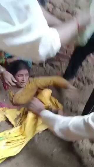 भारी बारिश से कच्चे मकान की छत गिरी, महिला मलबे में दबी
ग्रामीणों ने दिखाई बहादुरी, समय रहते महिला को सुरक्षित निकाला
कानपुर देहात के बैना गांव में हादसा, प्राथमिक उपचार के लिए अस्पताल भेजी गई घायल
✒️ रिपोर्ट : संपादक महेंद्र सिंह हाडा
कानपुर देहात। लगातार हो रही भारी बारिश के बीच कानपुर देहात के राजपुर ब्लॉक स्थित बैना गांव में एक कच्चे मकान की छत अचानक भरभराकर गिर गई। हादसे में घर के अंदर मौजूद 32 वर्षीय महिला मलबे में दब गईं। स्थानीय ग्रामीणों ने तत्काल राहत कार्य शुरू कर उन्हें सुरक्षित बाहर निकाला और अस्पताल पहुंचाया।
कानपुर देहात। जिले के राजपुर ब्लॉक के बैना गांव में बुधवार को भारी बारिश के चलते एक बड़ा हादसा हो गया। लगातार बारिश से कमजोर हुई कच्चे मकान की छत अचानक गिर गई, जिससे घर के अंदर मौजूद प्रियंका (32 वर्ष), पत्नी हरिओम सिंह मलबे में दब गईं।
प्रत्यक्षदर्शियों के अनुसार, हादसे के समय प्रियंका घर के अंदर बिस्तर पर थीं। अचानक छत गिरने से वह मिट्टी और मलबे के नीचे दब गईं। तेज आवाज सुनकर आसपास के लोग मौके पर पहुंचे और बिना देर किए राहत कार्य शुरू कर दिया।
ग्रामीणों ने फावड़े और हाथों की मदद से मलबा हटाया तथा काफी मशक्कत के बाद महिला को सुरक्षित बाहर निकाल लिया। इसके बाद उन्हें तत्काल प्राथमिक स्वास्थ्य केंद्र में भर्ती कराया गया, जहां उनका उपचार जारी है।
प्रारंभिक जानकारी के अनुसार, स्थानीय लोगों की तत्परता के कारण बड़ा हादसा टल गया। प्रशासन को भी घटना की सूचना दे दी गई है।
प्रमुख बिंदु
कानपुर देहात के राजपुर ब्लॉक के बैना गांव की घटना।
भारी बारिश के कारण कच्चे मकान की छत गिरी।
32 वर्षीय महिला प्रियंका मलबे में दब गईं।
ग्रामीणों ने तत्काल राहत कार्य कर सुरक्षित बाहर निकाला।
घायल महिला का प्राथमिक स्वास्थ्य केंद्र में उपचार जारी।
लगातार हो रही बारिश के कारण कच्चे मकानों में रहने वाले लोगों के सामने खतरा बढ़ गया है। प्रशासन ने लोगों से जर्जर और कच्चे मकानों में सावधानी बरतने तथा आवश्यकता पड़ने पर सुरक्षित स्थानों पर जाने की अपील की है।
🟥 ND NEWS | दैनिक निष्पक्ष धारा की अपील
एनडी न्यूज़ आमजन से अपील करता है कि लगातार वर्षा के दौरान जर्जर और कच्चे मकानों में रहने से बचें। यदि मकान में दरारें या छत कमजोर दिखाई दे तो तत्काल स्थानीय प्रशासन को सूचना दें और सुरक्षित स्थान पर चले जाएं। प्रशासन से भी अनुरोध है कि संवेदनशील गांवों का सर्वे कर जोखिम वाले मकानों में रहने वाले परिवारों को समय रहते सुरक्षित स्थान उपलब्ध कराया जाए।
जनहित सुझाव
लगातार बारिश के दौरान कच्चे और जर्जर मकानों में विशेष सावधानी बरतें।
मकान में दरार दिखने पर तुरंत खाली करें।
आपदा की स्थिति में 112 या स्थानीय प्रशासन को तुरंत सूचना दें।
बच्चों और बुजुर्गों को सुरक्षित स्थान पर रखें।
ग्राम स्तर पर आपदा राहत व्यवस्था को सक्रिय रखें।
👇👇👇
#NDNEWS #दैनिकनिष्पक्षधारा #KanpurDehat #Rajpur #BainaVillage #HeavyRain #RainAlert #BuildingCollapse #UPPolice #DisasterManagement #BreakingNews
👇👇👇
@dgpup
@RSSorg
@UPGovt
@RSSgeet
@wpl1090
@Uppolice
@MIB_India
@PMOIndia
@HMOIndia
@VHPDigital
@InfoDeptUP
@myogioffice
@homeupgov
@CMOUP_RC
@CMOfficeUP
@ChiefSecyUP
@ChiefSecyUP
@MahantYogiG
@UpPolicemitra
@BajrangDalOrg
@UPPViralCheck
@rashtrapatibhvn
@112UttarPradesh
@UPMahilakalyan
@myogiadityanath
@UPSDMA
@kanpurdehatpol
@dmkanpurdehat
👇👇👇
🟥 ND NEWS | दैनिक निष्पक्ष धारा
मुख्य संपादक / संस्थापक: राजन सिंह हाड़ा
सह-संपादक: शालिनी सिंह भदौरिया
✒️ रिपोर्ट : संपादक महेंद्र सिंह हाडा
📍 कार्यालय-3: U158, हीरा स्वीट्स के पास, विकास मार्ग, लक्ष्मी नगर, पूर्वी दिल्ली, पिन कोड – 110092 (NCR)
📍 कार्यालय-2: विधानसभा रोड, बर्लिंगटन चौराहा, लखनऊ – 226001 (UP)
📍 कार्यालय-1: 1/1 अटल बिहारी चौराहा, नियर बर्मा चौराहा, फतेहपुर – 212601 (UP)
📅 दिनांक: 20 अगस्त 2026
📆 दिन: गुरुवार
📧 Email: ndnewschannel@gmail.com
📞 मोबाइल: 096961 19696