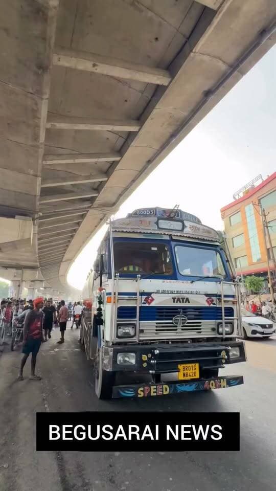 बेगूसराय के हर हर महादेव चौक पर दर्दनाक हादसा ट्रक ने उड़ाया ट्रक चालक को लोगों ने पकड़ लिया.....