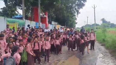 प्रिंसिपल सर हटाए जाएं’
उत्तर प्रदेश के कन्नौज में एक प्राइमरी स्कूल के बच्चों का वीडियो सामने आया है, जिसमें वे ‘प्रिंसिपल सर हटाए जाएं’ के नारे लगाते नजर आ रहे हैं.
@dm_kannauj @CMOfficeUP
#UPNews #GenAlphaProtest #KannaujProtest