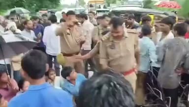 महोबा में स्कूल जाने वाली सड़क खस्ताहाल थी।
सड़क की बदहाली से परेशान छात्र अपनी आवाज़ उठाने सड़क पर उतर आए और हाईवे जाम कर दिया।
#mahobanews