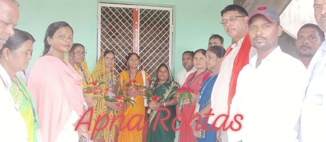 संत शिरोमणि गुरु रविदास महाराज की 650वीं जयंती पर निकली कलश यात्रा
नौहट्टा प्रखंड में गुरुवार को संत शिरोमणि श्री गुरु रविदास महाराज की 650वीं जयंती के अवसर पर समरसता संकल्प अभियान के तहत कलश यात्रा का आयोजन किया गया। कार्यक्रम की अध्यक्षता बीडीओ मनोरमा कुमारी ने की।
इस दौरान समाज में आपसी भाईचारा, एकता और सामाजिक समरसता को मजबूत करने का संदेश दिया गया। बीडीओ मनोरमा कुमारी ने कहा कि समाज में समरसता स्थापित करने के उद्देश्य से जागरूकता अभियान का निरंतर प्रचार-प्रसार किया जा रहा है।
कार्यक्रम में जिला परिषद सदस्य सुदामा राम, प्रखंड भाजपा अध्यक्ष गुड्डू सिंह सहित जनप्रतिनिधि, अधिकारी, कर्मचारी और प्रखंड के विकास मित्र शामिल हुए। कलश यात्रा में बड़ी संख्या में लोगों की सहभागिता रही।
नौहट्टा | रोहतास | बिहार
#गुरुरविदास #गुरुरविदासमहाराज #650वीं_जयंती #समरसता_संकल्प_अभियान #कलश_यात्रा #सामाजिक_समरसता #भाईचारा #नौहट्टा #रोहतास #बिहार #ApnaRohtas #अपनारोहतास #RohtasNews #Nohatta