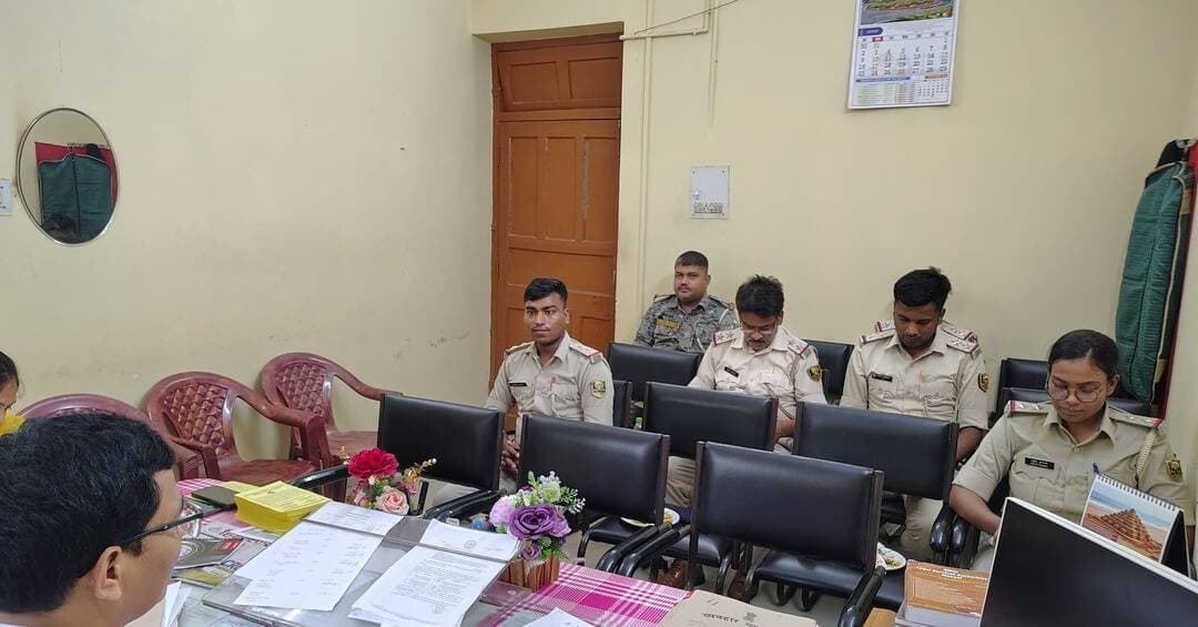 राष्ट्रीय लोक अदालत को लेकर थाना प्रभारियों की बैठक, 13 थाना प्रभारी रहे अनुपस्थित; मांगा गया स्पष्टीकरण
लखीसराय। आगामी 12 सितंबर को आयोजित होने वाली राष्ट्रीय लोक अदालत की तैयारियों को लेकर जिला विधिक सेवा प्राधिकार, लखीसराय के सचिव विधानंद सागर के प्रकोष्ठ में जिले के विभिन्न थाना प्रभारियों के साथ बैठक आयोजित की गई। बैठक में राष्ट्रीय लोक अदालत के लिए चिन्हित किए जा रहे मामलों और पक्षकारों को नोटिस तामिला कराने को लेकर आवश्यक दिशा-निर्देश दिए गए।
बैठक में बताया गया कि विभिन्न न्यायालयों से राष्ट्रीय लोक अदालत के लिए अभिलेख चिन्हित किए जा रहे हैं। चिन्हित मामलों में पक्षकारों को नोटिस जारी किया जा रहा है। वहीं प्री-लिटिगेशन मामलों में भी संबंधित पक्षकारों को नोटिस निर्गत किए जा रहे हैं।
सचिव ने थाना प्रभारियों को निर्देश दिया कि जारी नोटिस का ससमय तामिला सुनिश्चित कराते हुए तामिला प्रतिवेदन जिला विधिक सेवा प्राधिकार के कार्यालय में समय पर जमा करें। साथ ही अपने-अपने थाना क्षेत्रों में आम लोगों को राष्ट्रीय लोक अदालत में अधिक से अधिक संख्या में भाग लेने के लिए जागरूक करने का निर्देश दिया गया।
बैठक में बड़हिया, सूर्यगढ़ा, हलसी, चानन, पीरी बाजार, कजरा, मानिकपुर, मेदनी चौकी, किऊल, हरिजन थाना, तेतरहाट, अमहरा एवं बन्नूबगीचा थाना के प्रभारी अनुपस्थित रहे। बैठक में अनुपस्थित रहने को गंभीरता से लेते हुए संबंधित थाना प्रभारियों से स्पष्टीकरण की मांग की गई है।
राष्ट्रीय लोक अदालत में मामलों के त्वरित एवं आपसी सहमति से निष्पादन को लेकर जिला विधिक सेवा प्राधिकार द्वारा तैयारियों को तेज कर दिया गया है।
