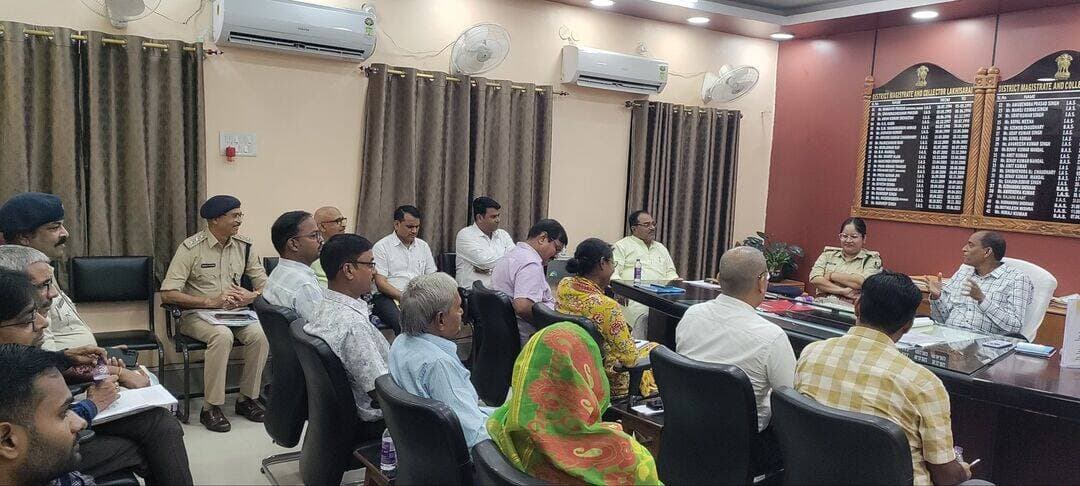 73 मामलों में पीड़ितों को मिला 77.65 लाख का मुआवजा, डीएम ने दोषसिद्धि की रफ्तार तेज करने का दिया निर्देश
लखीसराय। अनुसूचित जाति एवं अनुसूचित जनजाति अत्याचार निवारण अधिनियम के तहत गुरुवार को जिला पदाधिकारी शैलेंद्र कुमार की अध्यक्षता में तृतीय जिला स्तरीय सतर्कता एवं अनुश्रवण समिति की बैठक हुई। बैठक में सूर्यगढ़ा विधायक रामानंद मंडल, पुलिस अधीक्षक प्रेरणा कुमार समेत संबंधित पदाधिकारी मौजूद रहे।
बैठक में अधिनियम के तहत लंबित मामलों, पीड़ितों को मुआवजा भुगतान और न्यायालय में विचाराधीन वादों की प्रगति की समीक्षा की गई। जिला कल्याण पदाधिकारी अश्विनी कुमार चौबे ने बताया कि 73 थाना कांडों में पीड़ितों के बैंक खातों में कुल 77 लाख 65 हजार 751 रुपये का मुआवजा भुगतान किया जा चुका है। वहीं न्यायालय में गवाही के लिए उपस्थित 14 साक्षियों को यात्रा भत्ता भी दिया गया है। समीक्षा अवधि में कुल 32 आरोप-पत्र प्राप्त हुए हैं।
विशेष लोक अभियोजक के कार्यों की समीक्षा करते हुए डीएम ने न्यायालय में सरकार का पक्ष प्रभावी तरीके से रखने और दोषसिद्धि की गति तेज करने का निर्देश दिया। एसपी प्रेरणा कुमार ने विशेष लोक अभियोजक को ऐसे पांच वादों का चयन करने को कहा, जिनमें प्रभावी पैरवी के जरिए दोषसिद्धि सुनिश्चित कराई जा सके। डीएम ने लंबित आरोप-पत्रों का शीघ्र निष्पादन और अधिनियम के प्रावधानों को लेकर व्यापक जन-जागरूकता अभियान चलाने का भी निर्देश दिया।
सफाई कर्मियों की हर तीन माह में होगी स्वास्थ्य जांच
इसके बाद मैनुअल स्कैवेंजर रोजगार निषेध एवं पुनर्वास अधिनियम, 2013 के तहत जिला स्तरीय सतर्कता एवं निगरानी समिति की बैठक आयोजित हुई। इसमें सफाई कर्मियों की स्वास्थ्य जांच, फॉगिंग, सुरक्षा उपकरण और सफाई किट की उपलब्धता की समीक्षा की गई।
डीएम ने बड़हिया, सूर्यगढ़ा एवं लखीसराय नगर परिषद के कार्यपालक पदाधिकारियों को प्रत्येक तीन माह में सफाई कर्मियों की स्वास्थ्य जांच कराने का निर्देश दिया। साथ ही नगर परिषद क्षेत्रों में नालों की नियमित उड़ाही, निर्धारित शेड्यूल के अनुसार फॉगिंग और सार्वजनिक स्थलों पर पर्याप्त संख्या में डस्टबिन रखने को कहा।
किऊल जंक्शन के स्टेशन प्रबंधक को सफाई कर्मियों के लिए सफाई किट की संख्या बढ़ाने का निर्देश दिया गया। बैठक में अपर समाहर्ता नीरज कुमार, जिला नजारत उपसमाहर्ता प्राची कुमारी, पुलिस उपाधीक्षक विश्वजीत कुमार, श्रम अधीक्षक संजय कुमार, तीनों नगर परिषदों के कार्यपालक पदाधिकारी, विशेष लोक अभियोजक बच्चू प्रसाद समेत समिति के सदस्य एवं विभिन्न संस्थाओं के प्रतिनिधि उपस्थित थे।