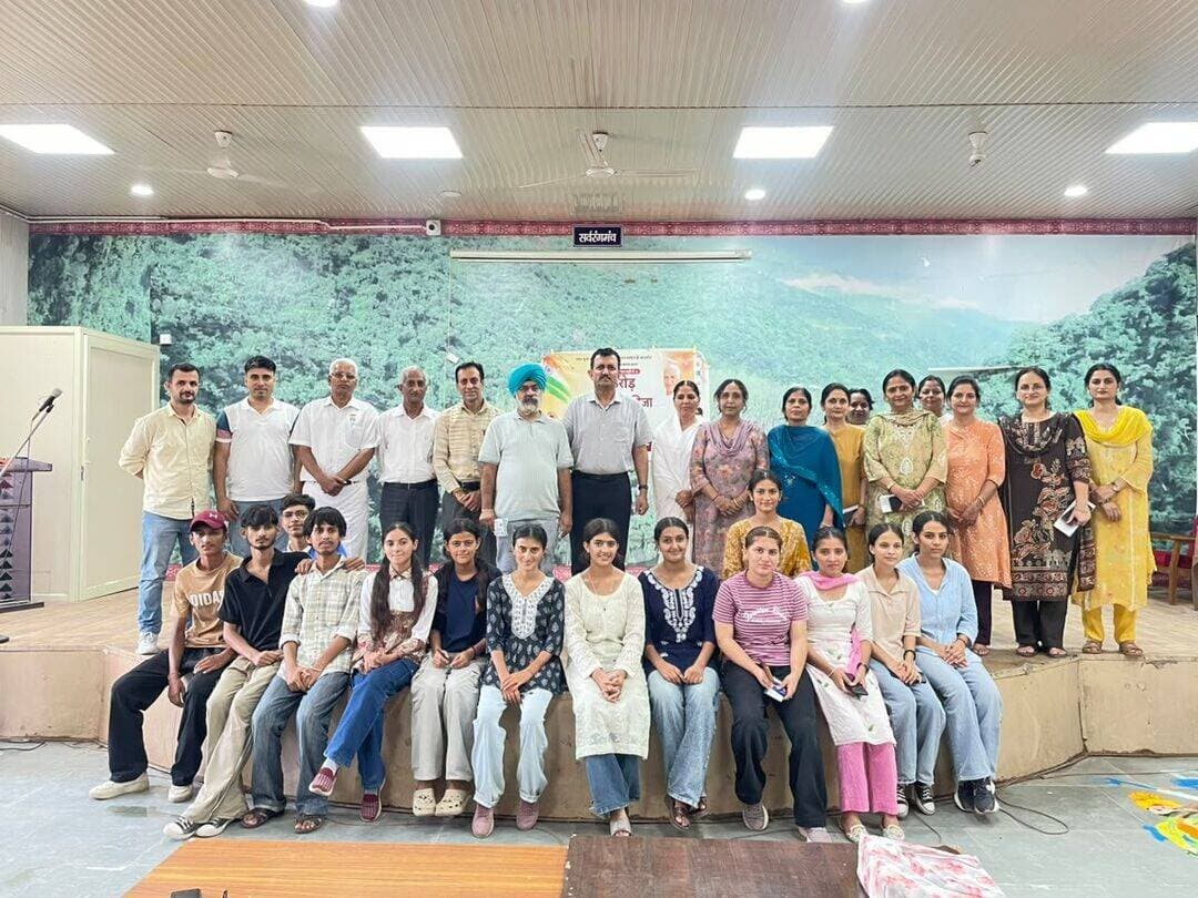 महाविद्यालय में एंटी ड्रग सेल और ब्रह्माकुमारीज संस्था के सहयोग से तनाव एवं मानसिक स्वास्थ्य पर विशेष सत्र का आयोजन
देशआदेश
महाविद्यालय पांवटा साहिब में एंटी ड्रग सेल और ब्रह्माकुमारीज संस्था के सहयोग से “तनाव एवं मानसिक स्वास्थ्य” विषय पर विशेष जागरूकता सत्र का आयोजन किया गया। इस कार्यक्रम का उद्देश्य विद्यार्थियों को नशा मुक्त, तनाव के कारणों, उसके दुष्प्रभावों तथा मानसिक स्वास्थ्य को बेहतर बनाए रखने के उपायों के प्रति जागरूक करना था।
कार्यक्रम के दौरान ब्रह्माकुमारीज संस्था की प्रतिनिधियों ने विद्यार्थियों को नशे से दूर रहने, सकारात्मक सोच, आत्म-अनुशासन, ध्यान एवं संतुलित जीवनशैली के महत्व के बारे में जानकारी दी। उन्होंने तनाव से बचने तथा मानसिक रूप से स्वस्थ रहने के लिए सकारात्मक दृष्टिकोण अपनाने के लिए प्रेरित किया।
इस अवसर पर प्राचार्य डॉ जगदीश चौहान ने अपने संबोधन में कहा कि आज देश के युवाओं को सर्वप्रथम नशा-मुक्त होना पड़ेगा, तभी वे देश की प्रगति में अपना सार्थक योगदान दे सकते हैं। उन्होंने कहा कि स्वस्थ एवं जागरूक युवा ही सशक्त राष्ट्र के निर्माण में महत्वपूर्ण भूमिका निभा सकते हैं।
कार्यक्रम के अंत में सभी उपस्थित विद्यार्थियों एवं स्टाफ सदस्यों ने नशे से दूर रहने तथा समाज को नशा-मुक्त बनाने की शपथ भी ली। कार्यक्रम का समापन स्वस्थ, सकारात्मक एवं नशा-मुक्त जीवन अपनाने के संकल्प के साथ हुआ।
इस अवसर पर एंटी ड्रग सेल के संयोजक और सदस्य तथा शिक्षक गैर-शिक्षक वर्ग और विद्यार्थी उपस्थिति रहे।