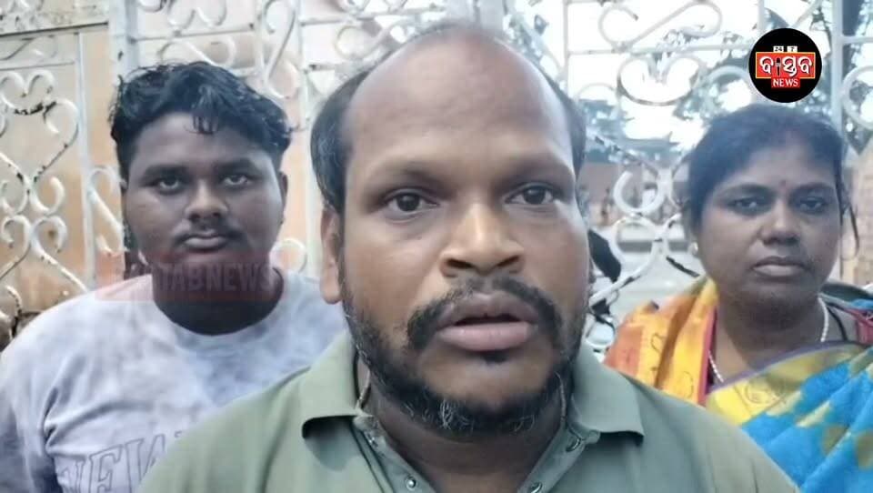 ଶିକ୍ଷକ ବଦଳିକୁ ନେଇ ରହଣିଆ ପିଏମ୍ଶ୍ରୀ ବିଦ୍ୟାଳୟରେ ବିବାଦ, ଗେଟ୍ରେ ତାଲା ପକାଇ କମିଟି ସଦସ୍ୟଙ୍କ ବିରୋଧ.....|